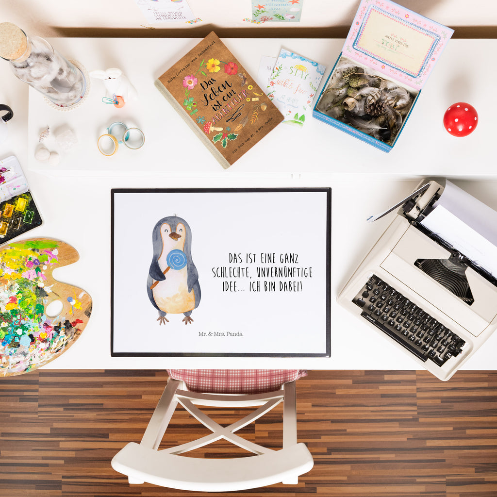 Schreibtischunterlage Pinguin Lolli Schreibunterlage, Schreibtischauflage, Bürobedarf, Büroartikel, Schreibwaren, Schreibtisch Unterlagen, Schreibtischunterlage Groß, Pinguin, Pinguine, Lolli, Süßigkeiten, Blödsinn, Spruch, Rebell, Gauner, Ganove, Rabauke