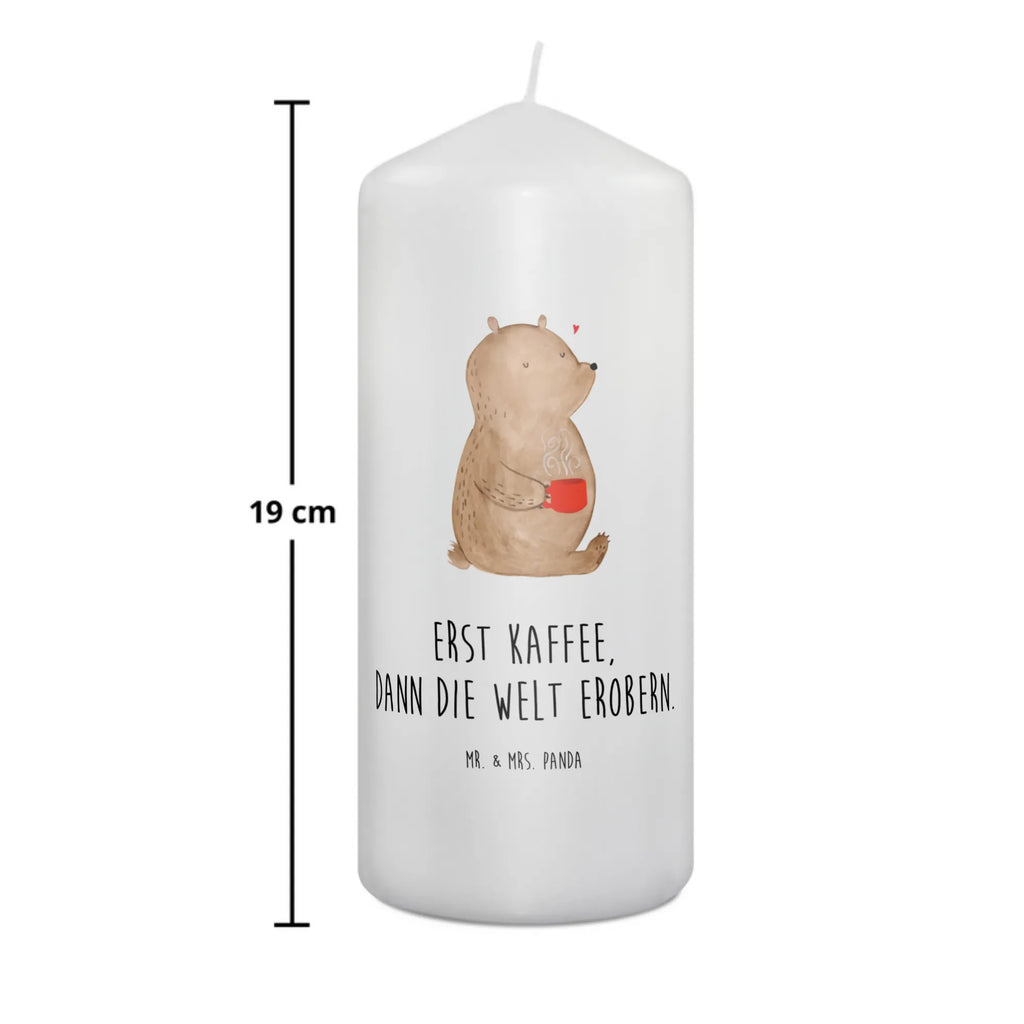 Candle bear Coffee Tischkerze, Geburtstagskerze, Osterkerze, Bedruckte Kerze, Gartenkerze, Handgemachte Kerze, Dekorative Kerze, Geburtskerze, Dekokerze, Kerze Mit Motiv, Erinnerungslicht, Adventskerze, Grosse Kerze, Blockkerze, Weihnachtskerze, Dinnerkerze, Wunschkerze, Laternenkerze, Schmuckkerze, Erinnerungskerze, Zylinderkerze, Hochzeitskerze, Kommunionskerze, Tafelkerze, Wachskerze, Kerze Mit Spruch, Stumpenkerze, Teddybär, Teddy, Bär, Morgenroutine, Coffee, Guten Morgen, Kaffee, Welt Erobern, Welt Retten, Motivation, Bären