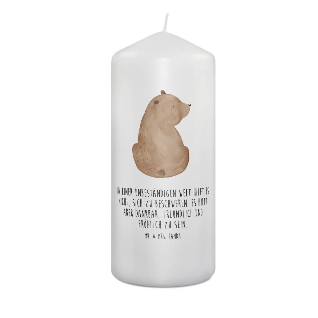 Kerze Bär Schulterblick Kommunionskerze, Dinnerkerze, Erinnerungskerze, Laternenkerze, Geburtstagskerze, Stumpenkerze, Kerze Mit Motiv, Wunschkerze, Weihnachtskerze, Blockkerze, Handgemachte Kerze, Zylinderkerze, Tischkerze, Dekorative Kerze, Kerze Mit Spruch, Erinnerungslicht, Gartenkerze, Adventskerze, Grosse Kerze, Schmuckkerze, Tafelkerze, Hochzeitskerze, Wachskerze, Bedruckte Kerze, Dekokerze, Geburtskerze, Osterkerze, Teddybär, Teddy, Bär, Bärenliebe, Weisheit, Weltansicht, Selbstachtung, Motivation, Bären