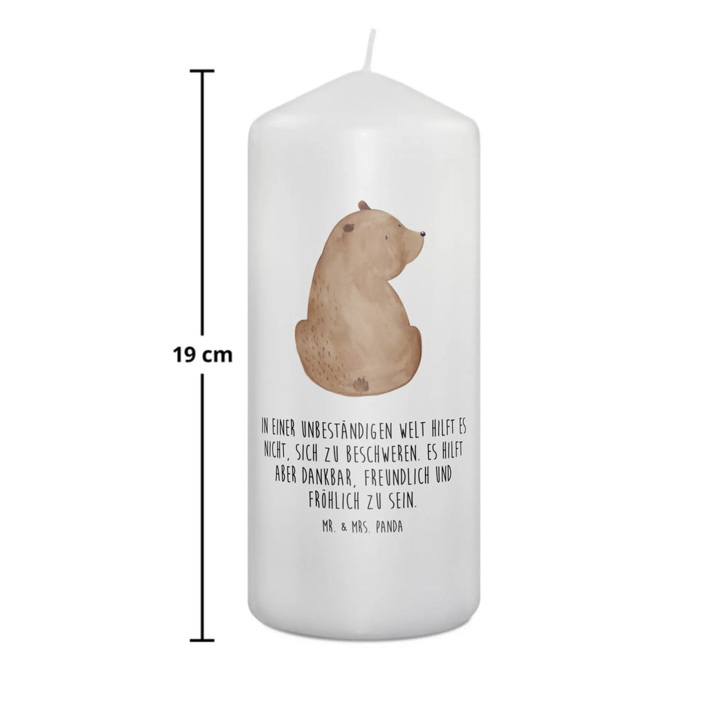 Kerze Bär Schulterblick Kommunionskerze, Dinnerkerze, Erinnerungskerze, Laternenkerze, Geburtstagskerze, Stumpenkerze, Kerze Mit Motiv, Wunschkerze, Weihnachtskerze, Blockkerze, Handgemachte Kerze, Zylinderkerze, Tischkerze, Dekorative Kerze, Kerze Mit Spruch, Erinnerungslicht, Gartenkerze, Adventskerze, Grosse Kerze, Schmuckkerze, Tafelkerze, Hochzeitskerze, Wachskerze, Bedruckte Kerze, Dekokerze, Geburtskerze, Osterkerze, Teddybär, Teddy, Bär, Bärenliebe, Weisheit, Weltansicht, Selbstachtung, Motivation, Bären