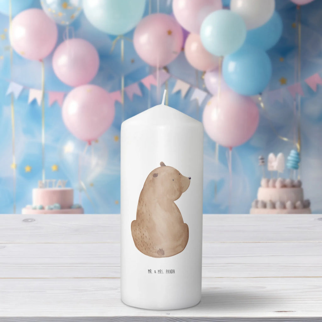 Kerze Bär Schulterblick Kommunionskerze, Dinnerkerze, Erinnerungskerze, Laternenkerze, Geburtstagskerze, Stumpenkerze, Kerze Mit Motiv, Wunschkerze, Weihnachtskerze, Blockkerze, Handgemachte Kerze, Zylinderkerze, Tischkerze, Dekorative Kerze, Kerze Mit Spruch, Erinnerungslicht, Gartenkerze, Adventskerze, Grosse Kerze, Schmuckkerze, Tafelkerze, Hochzeitskerze, Wachskerze, Bedruckte Kerze, Dekokerze, Geburtskerze, Osterkerze, Teddybär, Teddy, Bär, Bärenliebe, Weisheit, Weltansicht, Selbstachtung, Motivation, Bären