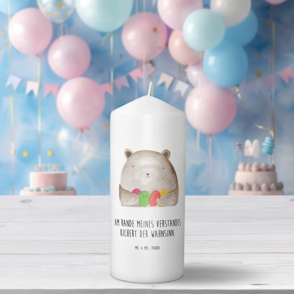 Candle bear Feeling Schmuckkerze, Osterkerze, Erinnerungslicht, Tischkerze, Kommunionskerze, Bedruckte Kerze, Grosse Kerze, Dekokerze, Hochzeitskerze, Dinnerkerze, Laternenkerze, Tafelkerze, Stumpenkerze, Erinnerungskerze, Handgemachte Kerze, Weihnachtskerze, Dekorative Kerze, Adventskerze, Blockkerze, Gartenkerze, Wachskerze, Zylinderkerze, Wunschkerze, Geburtskerze, Geburtstagskerze, Kerze Mit Motiv, Kerze Mit Spruch, Teddybär, Teddy, Bär, Durchgedreht, Wahnsinn, Verrückt