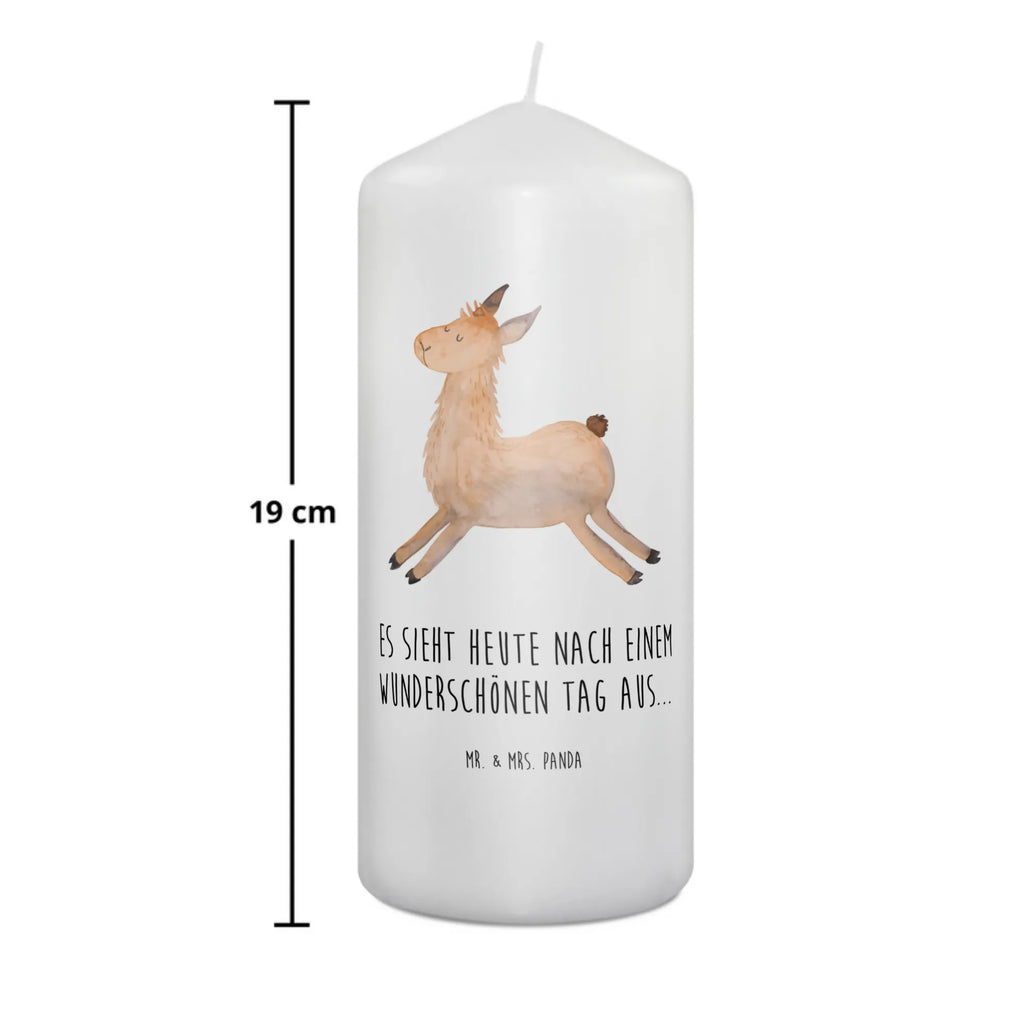 Kerze Lama Springen Kerze Mit Spruch, Blockkerze, Erinnerungslicht, Adventskerze, Handgemachte Kerze, Bedruckte Kerze, Kerze Mit Motiv, Laternenkerze, Geburtskerze, Wachskerze, Geburtstagskerze, Kommunionskerze, Weihnachtskerze, Stumpenkerze, Wunschkerze, Schmuckkerze, Dekorative Kerze, Zylinderkerze, Dekokerze, Erinnerungskerze, Tafelkerze, Gartenkerze, Hochzeitskerze, Grosse Kerze, Dinnerkerze, Osterkerze, Tischkerze, Alpaka, Lama, Lamas, Happy Day, Fröhlich, Neustart, Abitur, Prüfung, Start, Lieblingstag, Guten Morgen, Freundin, Liebeskummer, Glück