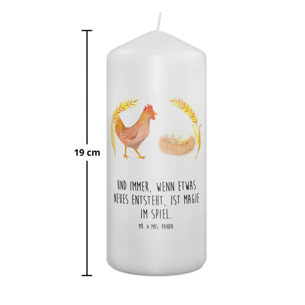 Kerze Huhn Stolz Grosse Kerze, Blockkerze, Wunschkerze, Hochzeitskerze, Dekorative Kerze, Schmuckkerze, Weihnachtskerze, Tischkerze, Geburtstagskerze, Gartenkerze, Tafelkerze, Zylinderkerze, Geburtskerze, Handgemachte Kerze, Kerze Mit Spruch, Bedruckte Kerze, Wachskerze, Kommunionskerze, Dinnerkerze, Stumpenkerze, Dekokerze, Kerze Mit Motiv, Erinnerungslicht, Laternenkerze, Osterkerze, Erinnerungskerze, Adventskerze, Landwirtin, Bauernhof, Hoftiere, Landwirt, Landleben, Motivation, Schwangerschaft, Henne, Spruch, Hof, Hühner, Magie, Geburt, Hahn, Eier