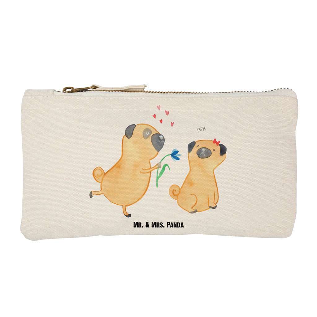 Make-up bag pug In love aufbewahrungstasche, Etui, Waschtasche, Kulturbeutel, Schminktäschchen, Kosmetikbeutel, Stiftemäppchen, aufbewahrungsbeutel, Schminkbeutel, kosmetiktäschchen, toiletry bag, Federmappe, beauty tasche, Waschbeutel, pencil case, Kulturtasche, utensilientasche, Schlampermäppchen, Schminktasche, Mäppchen, beauty case, Kosmetiktasche, pinsel tasche, Sprüche, Hunderasse, Tierliebhaber, Haustier, Hundemotiv, Hund, Hundebesitzer, Liebesspruch. Verlobt, Hundeliebe, Möpse, Verliebt, Geschenk Freund, Mops, Partner, Liebe