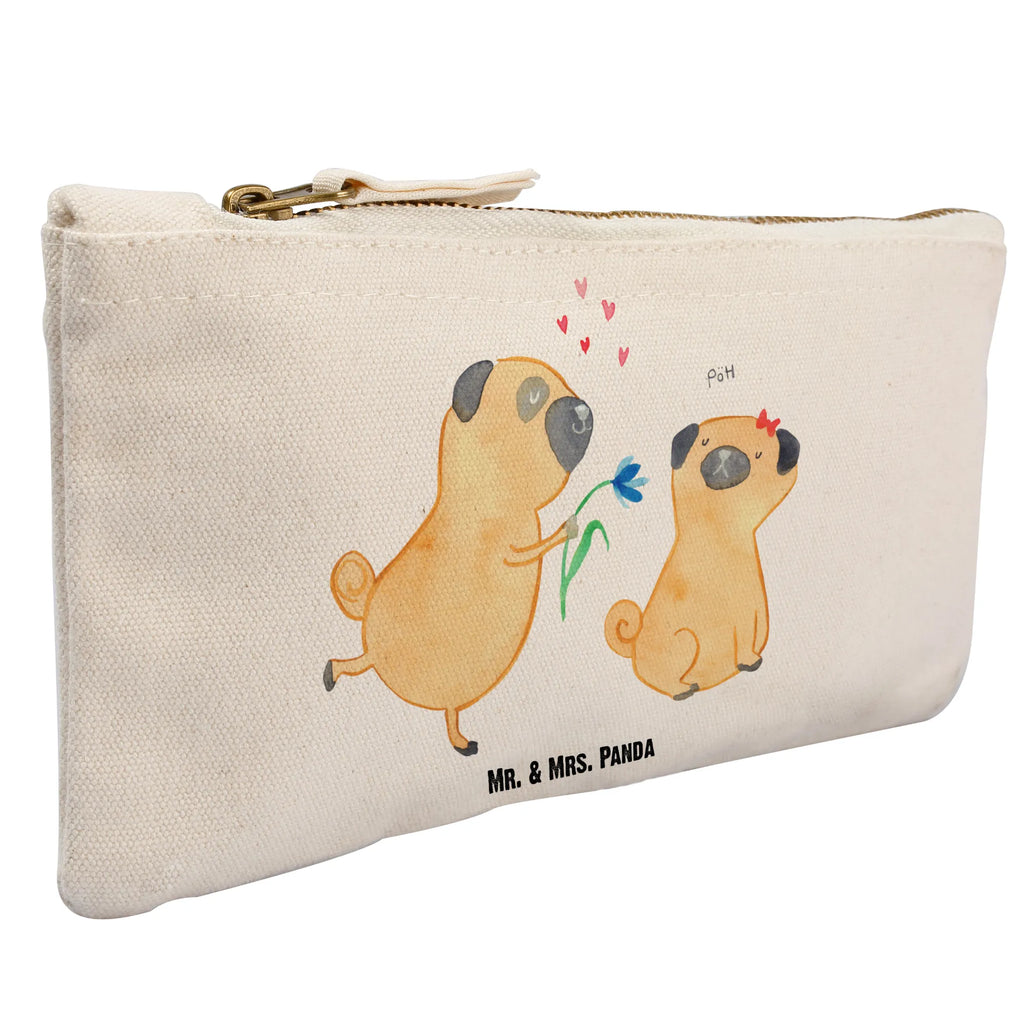 Make-up bag pug In love aufbewahrungstasche, Etui, Waschtasche, Kulturbeutel, Schminktäschchen, Kosmetikbeutel, Stiftemäppchen, aufbewahrungsbeutel, Schminkbeutel, kosmetiktäschchen, toiletry bag, Federmappe, beauty tasche, Waschbeutel, pencil case, Kulturtasche, utensilientasche, Schlampermäppchen, Schminktasche, Mäppchen, beauty case, Kosmetiktasche, pinsel tasche, Sprüche, Hunderasse, Tierliebhaber, Haustier, Hundemotiv, Hund, Hundebesitzer, Liebesspruch. Verlobt, Hundeliebe, Möpse, Verliebt, Geschenk Freund, Mops, Partner, Liebe