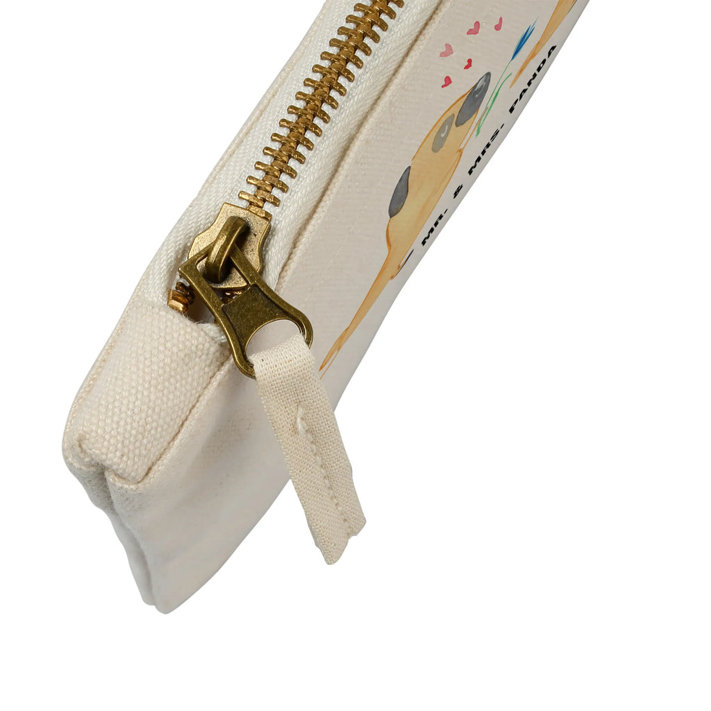 Make-up bag pug In love aufbewahrungstasche, Etui, Waschtasche, Kulturbeutel, Schminktäschchen, Kosmetikbeutel, Stiftemäppchen, aufbewahrungsbeutel, Schminkbeutel, kosmetiktäschchen, toiletry bag, Federmappe, beauty tasche, Waschbeutel, pencil case, Kulturtasche, utensilientasche, Schlampermäppchen, Schminktasche, Mäppchen, beauty case, Kosmetiktasche, pinsel tasche, Sprüche, Hunderasse, Tierliebhaber, Haustier, Hundemotiv, Hund, Hundebesitzer, Liebesspruch. Verlobt, Hundeliebe, Möpse, Verliebt, Geschenk Freund, Mops, Partner, Liebe