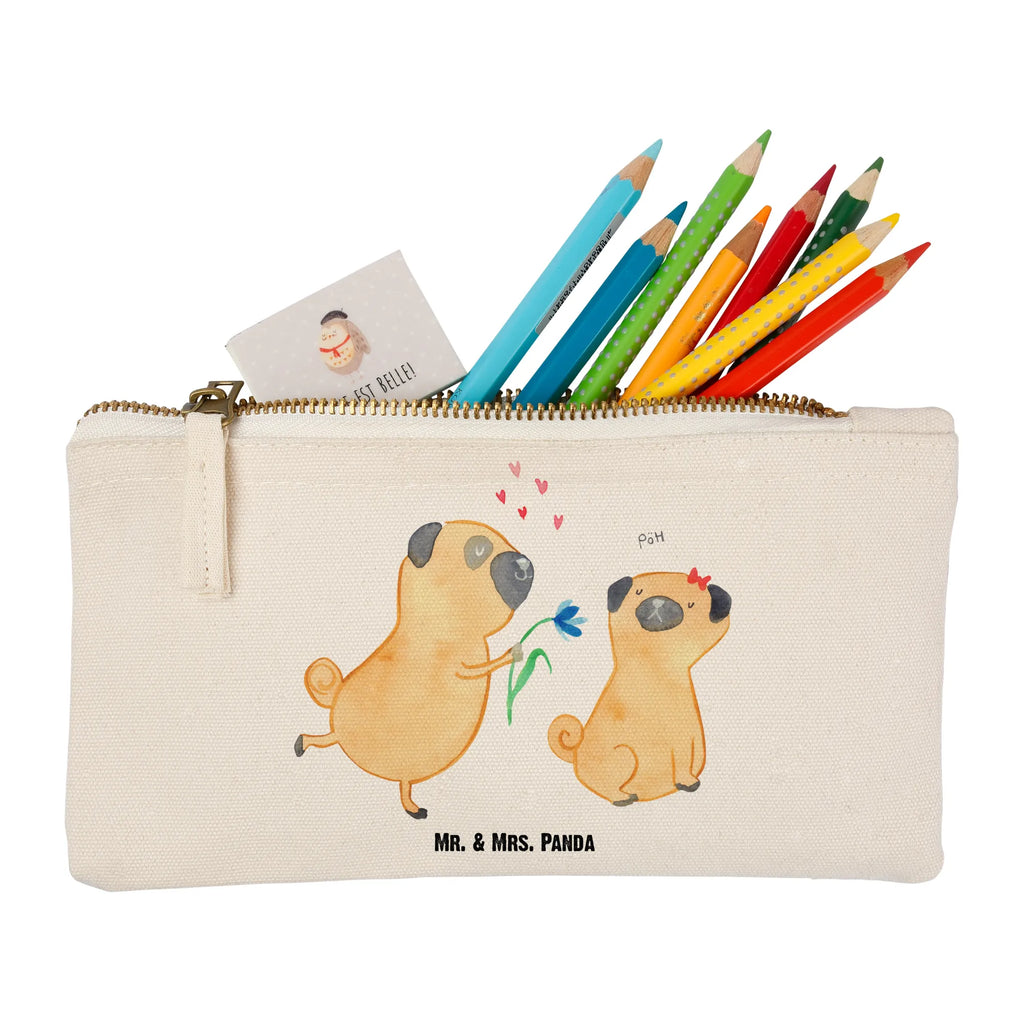 Make-up bag pug In love aufbewahrungstasche, Etui, Waschtasche, Kulturbeutel, Schminktäschchen, Kosmetikbeutel, Stiftemäppchen, aufbewahrungsbeutel, Schminkbeutel, kosmetiktäschchen, toiletry bag, Federmappe, beauty tasche, Waschbeutel, pencil case, Kulturtasche, utensilientasche, Schlampermäppchen, Schminktasche, Mäppchen, beauty case, Kosmetiktasche, pinsel tasche, Sprüche, Hunderasse, Tierliebhaber, Haustier, Hundemotiv, Hund, Hundebesitzer, Liebesspruch. Verlobt, Hundeliebe, Möpse, Verliebt, Geschenk Freund, Mops, Partner, Liebe