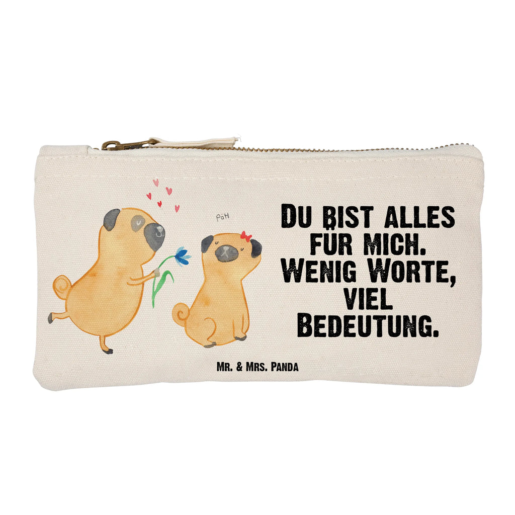 Make-up bag pug In love aufbewahrungstasche, Etui, Waschtasche, Kulturbeutel, Schminktäschchen, Kosmetikbeutel, Stiftemäppchen, aufbewahrungsbeutel, Schminkbeutel, kosmetiktäschchen, toiletry bag, Federmappe, beauty tasche, Waschbeutel, pencil case, Kulturtasche, utensilientasche, Schlampermäppchen, Schminktasche, Mäppchen, beauty case, Kosmetiktasche, pinsel tasche, Sprüche, Hunderasse, Tierliebhaber, Haustier, Hundemotiv, Hund, Hundebesitzer, Liebesspruch. Verlobt, Hundeliebe, Möpse, Verliebt, Geschenk Freund, Mops, Partner, Liebe