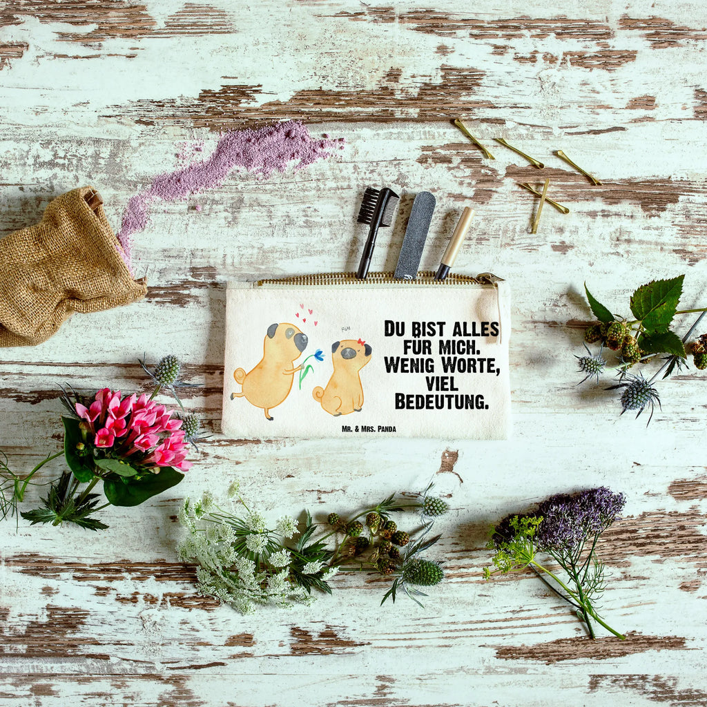 Make-up bag pug In love aufbewahrungstasche, Etui, Waschtasche, Kulturbeutel, Schminktäschchen, Kosmetikbeutel, Stiftemäppchen, aufbewahrungsbeutel, Schminkbeutel, kosmetiktäschchen, toiletry bag, Federmappe, beauty tasche, Waschbeutel, pencil case, Kulturtasche, utensilientasche, Schlampermäppchen, Schminktasche, Mäppchen, beauty case, Kosmetiktasche, pinsel tasche, Sprüche, Hunderasse, Tierliebhaber, Haustier, Hundemotiv, Hund, Hundebesitzer, Liebesspruch. Verlobt, Hundeliebe, Möpse, Verliebt, Geschenk Freund, Mops, Partner, Liebe