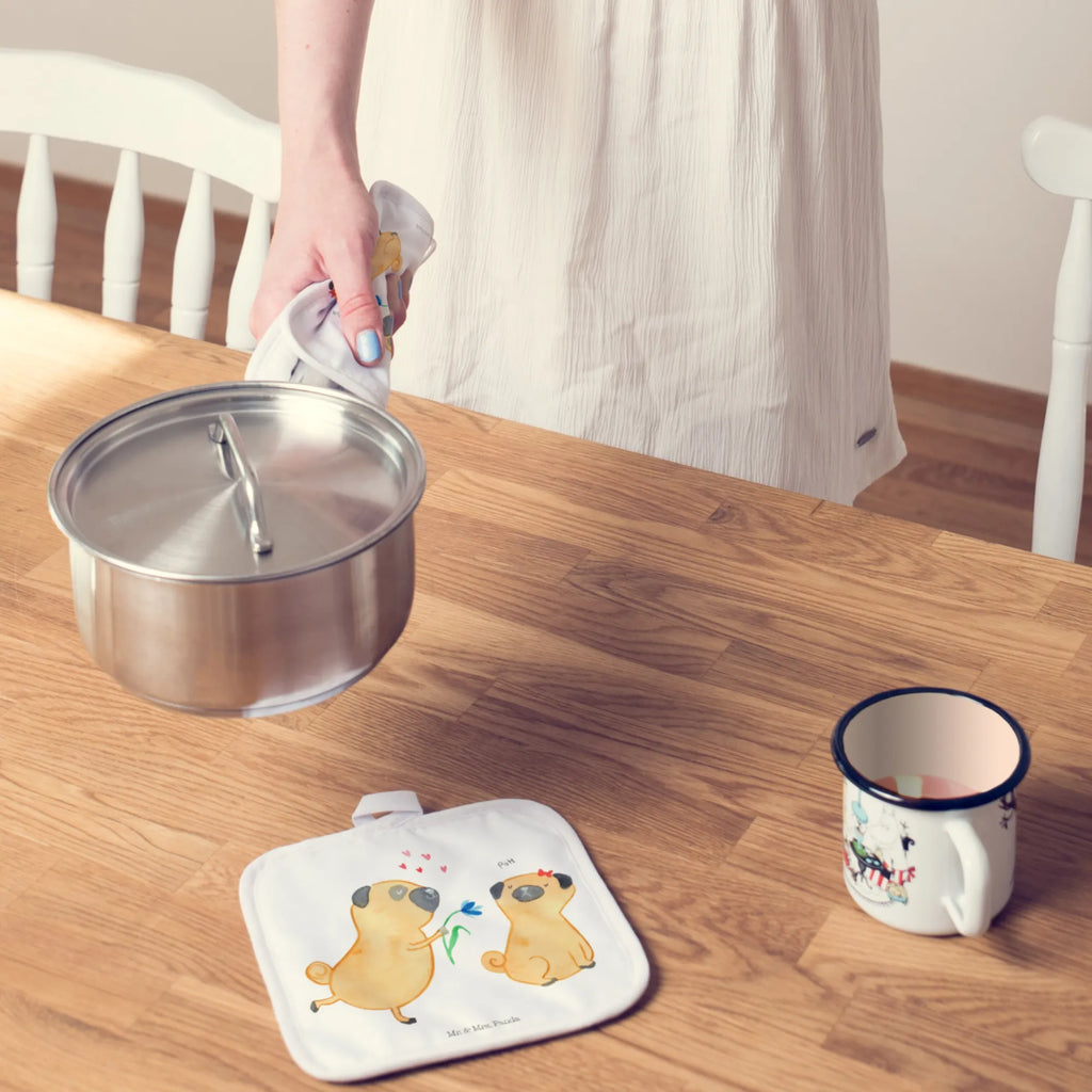 2er Set Topflappen  Mops Verliebt Topflappen Set, Topflappen 2er Set, 2er Set Topflappen, topfhalter, Topflappenset, Topfhandschuhe, Topflappen, Topfuntersetzer, Hunderasse, Hundebesitzer, Sprüche, Hundemotiv, Haustier, Tierliebhaber, Hund, Partner, Geschenk Freund, Hundeliebe, Liebesspruch. Verlobt, Möpse, Liebe, Mops, Verliebt