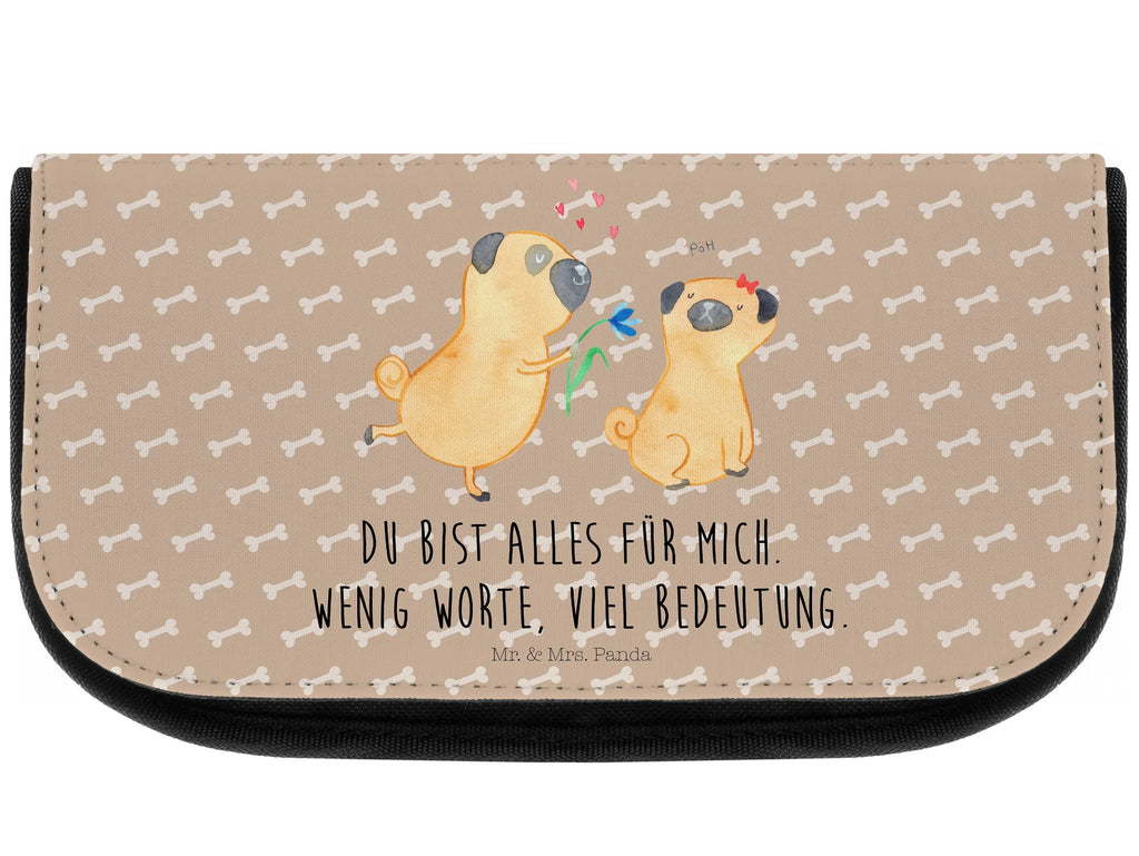 Kosmetiktasche Mops Verliebt Kulturtasche, Toilettentasche, kosmetik beutel, Kosmetiktasche, reise kosmetiktasche, Waschtasche, Schminktäschchen, Waschbeutel, kosmetiktäschchen, kulturtäschchen, toilettenbeutel, Organizer Tasche, utensilientasche, kleines Täschchen, Beauty Bag, Kulturbeutel, Schminktasche, beauty tasche, bad tasche, Make-Up Bag, Schminkbeutel, Beautybag, zubehörtasche, beauty case, Necessaire, hygiene tasche, Reisenecessaires, reiseschminktasche, Hunderasse, Hundebesitzer, Sprüche, Hundemotiv, Haustier, Tierliebhaber, Hund, Liebe, Möpse, Verliebt, Mops, Geschenk Freund, Liebesspruch. Verlobt, Partner, Hundeliebe