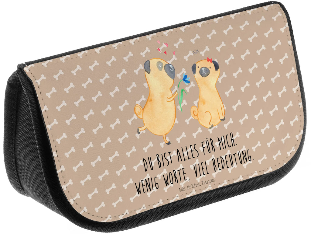 Kosmetiktasche Mops Verliebt Kulturtasche, Toilettentasche, kosmetik beutel, Kosmetiktasche, reise kosmetiktasche, Waschtasche, Schminktäschchen, Waschbeutel, kosmetiktäschchen, kulturtäschchen, toilettenbeutel, Organizer Tasche, utensilientasche, kleines Täschchen, Beauty Bag, Kulturbeutel, Schminktasche, beauty tasche, bad tasche, Make-Up Bag, Schminkbeutel, Beautybag, zubehörtasche, beauty case, Necessaire, hygiene tasche, Reisenecessaires, reiseschminktasche, Hunderasse, Hundebesitzer, Sprüche, Hundemotiv, Haustier, Tierliebhaber, Hund, Liebe, Möpse, Verliebt, Mops, Geschenk Freund, Liebesspruch. Verlobt, Partner, Hundeliebe