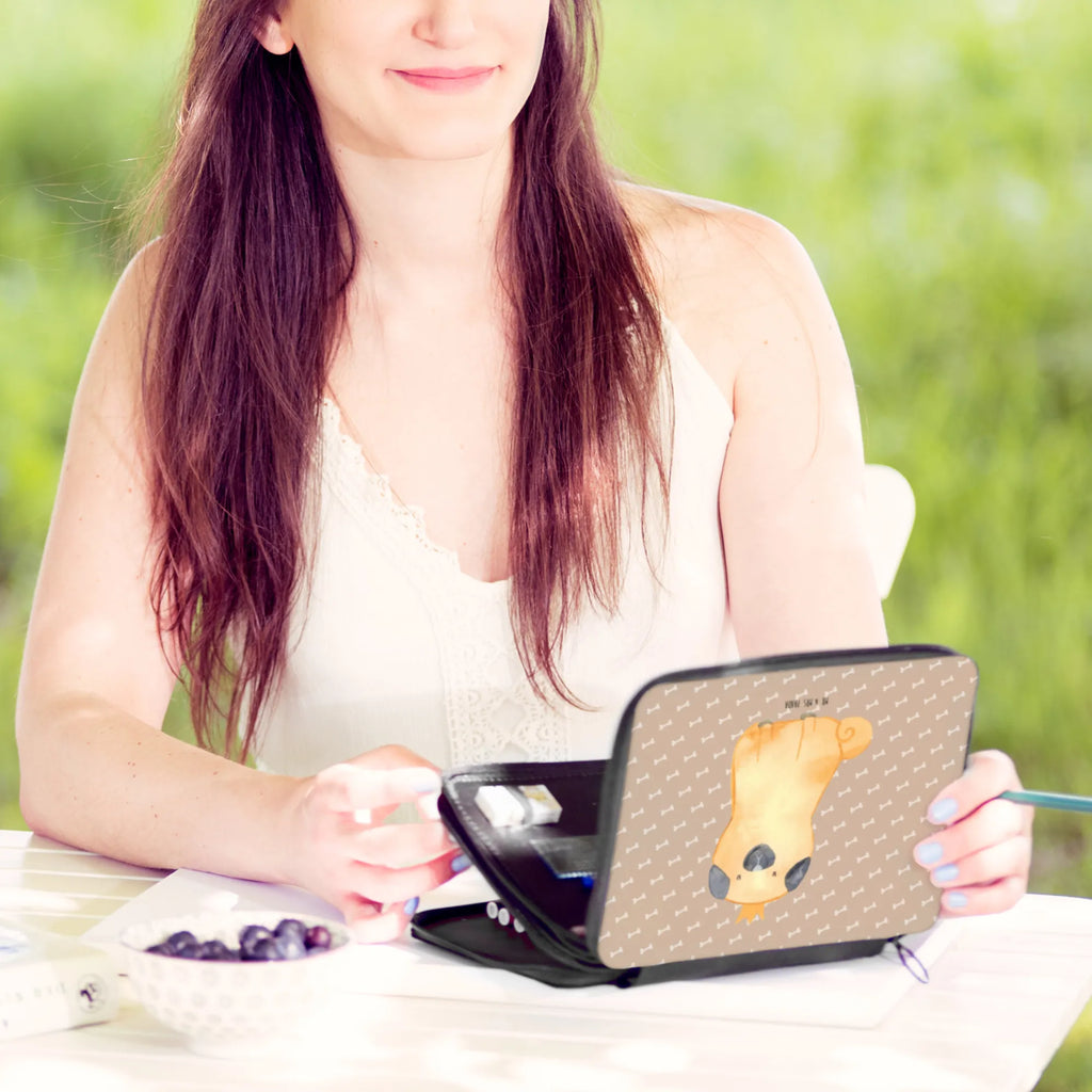 Leather folder pug Crown Schreibmappe, Schuletui, Etui für Stifte, Stifteetui, Federmappe Set, Federmäppchen, Stifte Etui, Schreibetui, Bleistiftetui, Federtasche, Bleistift Etui, Zeichenetui, Farbstiftetui, Mäppchen, Schüleretui, Stiftebeutel, Stiftemappe, Schulmäppchen, Buntstiftmäppchen, Stiftetasche, Schlampermäppchen, Buntstiftetui, Malmappe, Sprüche, Hund, Hunderasse, Hundebesitzer, Hundemotiv, Haustier, Tierliebhaber, Hundebesitzer. Spruch, Allergisch, Mops, Lustig, Hausregel, Kinderlos