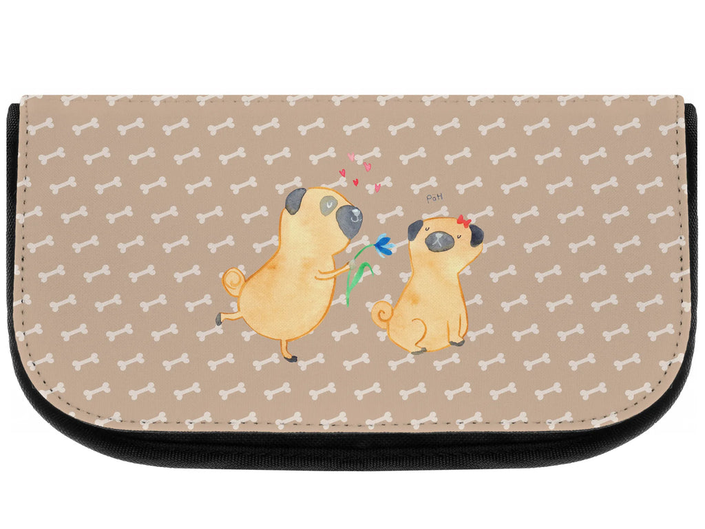 Kosmetiktasche Mops Verliebt Kulturtasche, Toilettentasche, kosmetik beutel, Kosmetiktasche, reise kosmetiktasche, Waschtasche, Schminktäschchen, Waschbeutel, kosmetiktäschchen, kulturtäschchen, toilettenbeutel, Organizer Tasche, utensilientasche, kleines Täschchen, Beauty Bag, Kulturbeutel, Schminktasche, beauty tasche, bad tasche, Make-Up Bag, Schminkbeutel, Beautybag, zubehörtasche, beauty case, Necessaire, hygiene tasche, Reisenecessaires, reiseschminktasche, Hunderasse, Hundebesitzer, Sprüche, Hundemotiv, Haustier, Tierliebhaber, Hund, Liebe, Möpse, Verliebt, Mops, Geschenk Freund, Liebesspruch. Verlobt, Partner, Hundeliebe