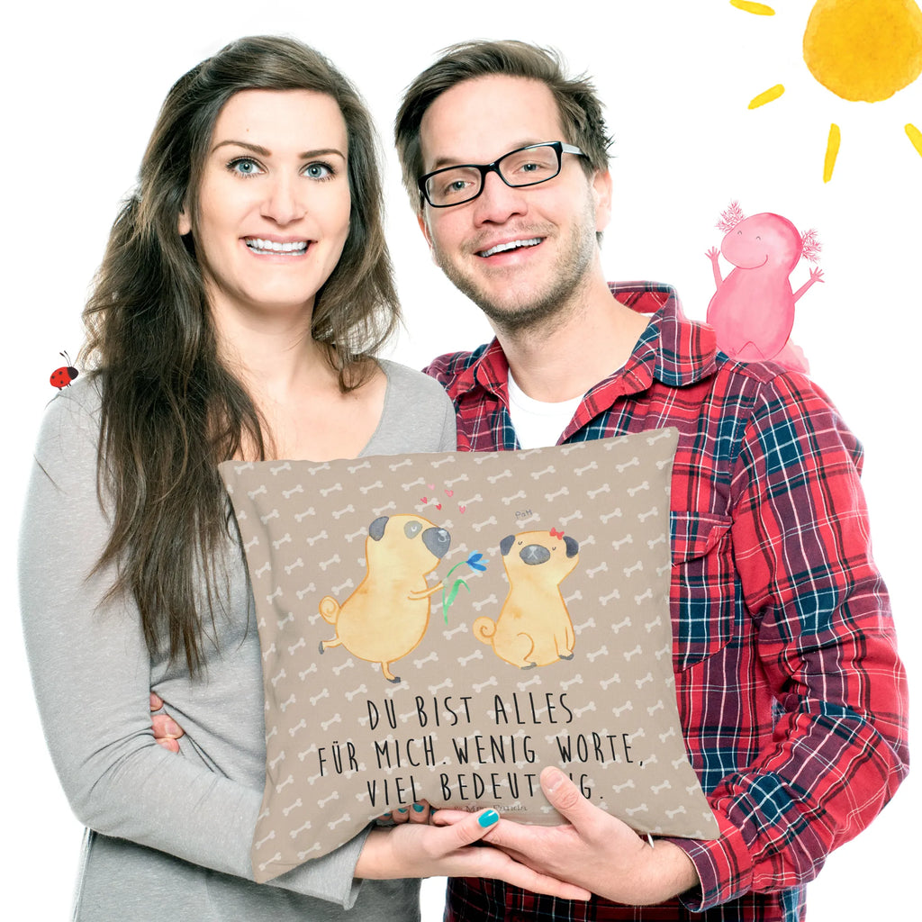 40x40 Kissen Mops Verliebt kissen für couch, zier kissen, Couchkissen, kuschelkissen 40x40, Kopfkissen 40x40, Dekokissen, Sofakissen, Mikrofaser Kissen, couch kissen, microfaser dekokissen, deko kissen, Dekokissen 40x40, Kopfkissen, Sofakissen 40x40, wohnzimmer kissen, zierkissen 40x40, kissen 40 x 40, Polsterkissen, Kuschelkissen, microfaser kopfkissen, couchkissen 40x40, kissen für sofa, wurfkissen, Kissen 40x40, Motivkissen, microfaser zierkissen, sofa kissen, microfaser sofakissen, kuschel kissen, Zierkissen, 40 X 40 Kissen, Dekokissen Sofa, 40x40 kissen, kissen mikrofaser, Kissen, Hunderasse, Hundebesitzer, Sprüche, Hundemotiv, Haustier, Tierliebhaber, Hund, Liebe, Möpse, Mops, Verliebt, Hundeliebe, Partner, Geschenk Freund, Liebesspruch. Verlobt