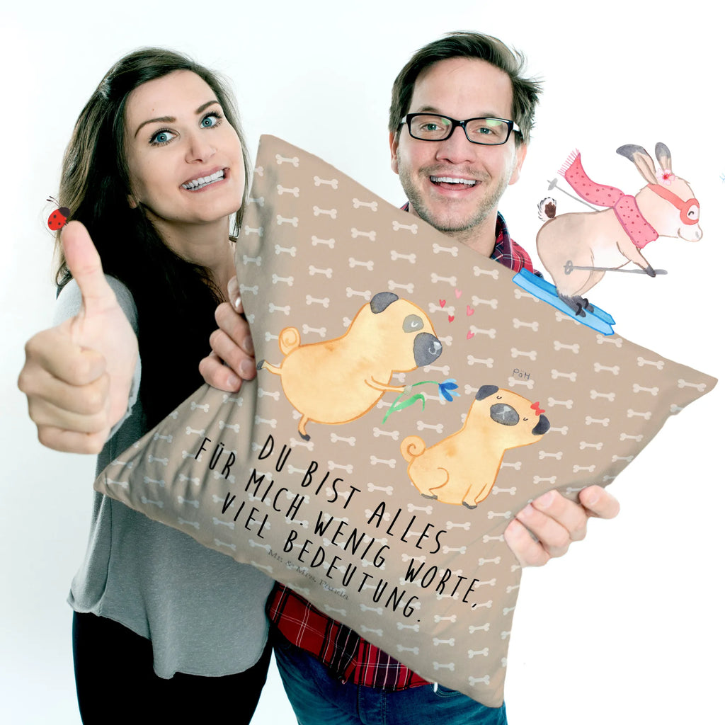 40x40 Kissen Mops Verliebt kissen für couch, zier kissen, Couchkissen, kuschelkissen 40x40, Kopfkissen 40x40, Dekokissen, Sofakissen, Mikrofaser Kissen, couch kissen, microfaser dekokissen, deko kissen, Dekokissen 40x40, Kopfkissen, Sofakissen 40x40, wohnzimmer kissen, zierkissen 40x40, kissen 40 x 40, Polsterkissen, Kuschelkissen, microfaser kopfkissen, couchkissen 40x40, kissen für sofa, wurfkissen, Kissen 40x40, Motivkissen, microfaser zierkissen, sofa kissen, microfaser sofakissen, kuschel kissen, Zierkissen, 40 X 40 Kissen, Dekokissen Sofa, 40x40 kissen, kissen mikrofaser, Kissen, Hunderasse, Hundebesitzer, Sprüche, Hundemotiv, Haustier, Tierliebhaber, Hund, Liebe, Möpse, Mops, Verliebt, Hundeliebe, Partner, Geschenk Freund, Liebesspruch. Verlobt