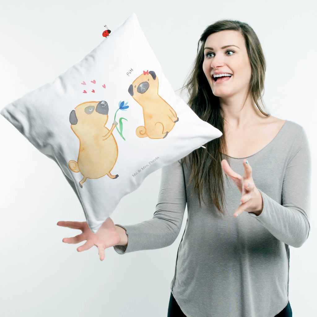 40x40 Kissen Mops Verliebt kissen für couch, zier kissen, Couchkissen, kuschelkissen 40x40, Kopfkissen 40x40, Dekokissen, Sofakissen, Mikrofaser Kissen, couch kissen, microfaser dekokissen, deko kissen, Dekokissen 40x40, Kopfkissen, Sofakissen 40x40, wohnzimmer kissen, zierkissen 40x40, kissen 40 x 40, Polsterkissen, Kuschelkissen, microfaser kopfkissen, couchkissen 40x40, kissen für sofa, wurfkissen, Kissen 40x40, Motivkissen, microfaser zierkissen, sofa kissen, microfaser sofakissen, kuschel kissen, Zierkissen, 40 X 40 Kissen, Dekokissen Sofa, 40x40 kissen, kissen mikrofaser, Kissen, Hunderasse, Hundebesitzer, Sprüche, Hundemotiv, Haustier, Tierliebhaber, Hund, Liebe, Möpse, Mops, Verliebt, Hundeliebe, Partner, Geschenk Freund, Liebesspruch. Verlobt