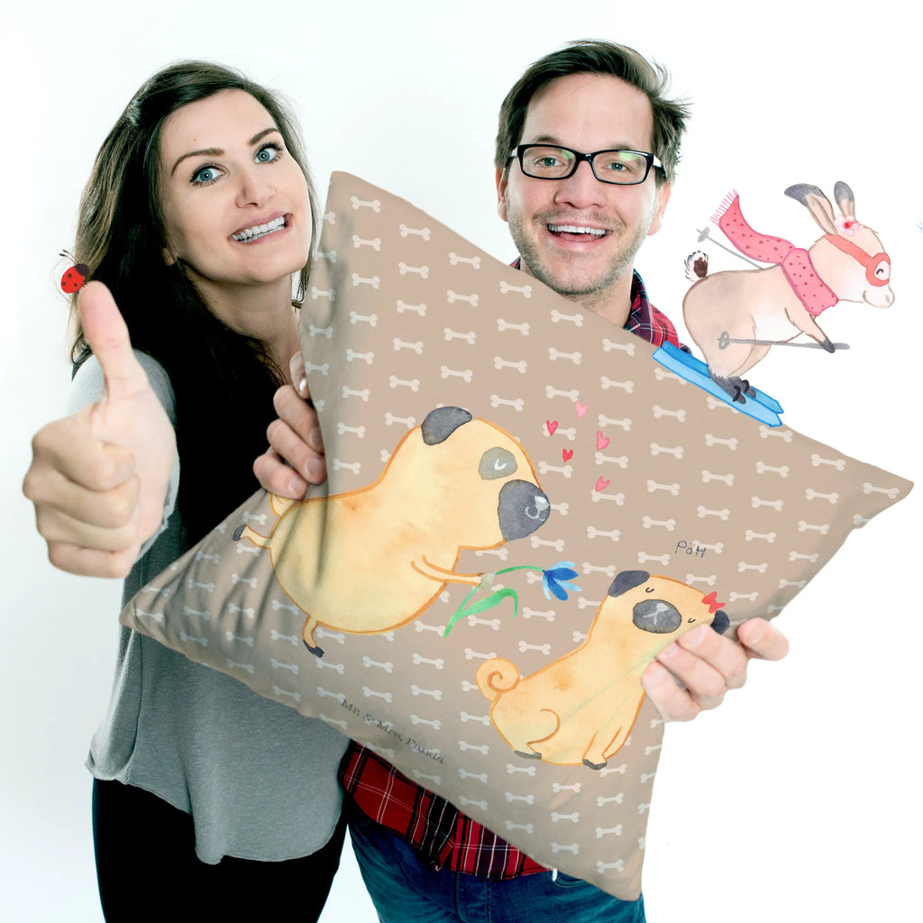 40x40 Kissen Mops Verliebt kissen für couch, zier kissen, Couchkissen, kuschelkissen 40x40, Kopfkissen 40x40, Dekokissen, Sofakissen, Mikrofaser Kissen, couch kissen, microfaser dekokissen, deko kissen, Dekokissen 40x40, Kopfkissen, Sofakissen 40x40, wohnzimmer kissen, zierkissen 40x40, kissen 40 x 40, Polsterkissen, Kuschelkissen, microfaser kopfkissen, couchkissen 40x40, kissen für sofa, wurfkissen, Kissen 40x40, Motivkissen, microfaser zierkissen, sofa kissen, microfaser sofakissen, kuschel kissen, Zierkissen, 40 X 40 Kissen, Dekokissen Sofa, 40x40 kissen, kissen mikrofaser, Kissen, Hunderasse, Hundebesitzer, Sprüche, Hundemotiv, Haustier, Tierliebhaber, Hund, Liebe, Möpse, Mops, Verliebt, Hundeliebe, Partner, Geschenk Freund, Liebesspruch. Verlobt