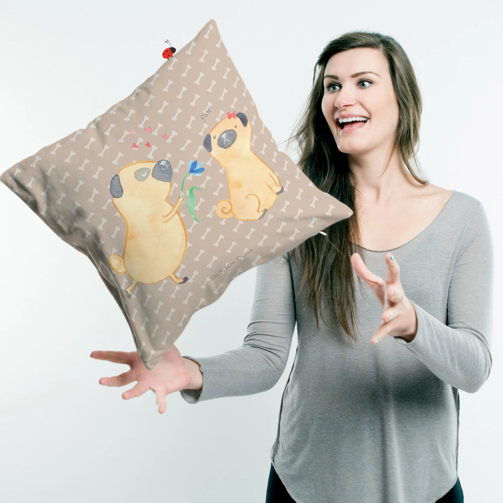 40x40 Kissen Mops Verliebt kissen für couch, zier kissen, Couchkissen, kuschelkissen 40x40, Kopfkissen 40x40, Dekokissen, Sofakissen, Mikrofaser Kissen, couch kissen, microfaser dekokissen, deko kissen, Dekokissen 40x40, Kopfkissen, Sofakissen 40x40, wohnzimmer kissen, zierkissen 40x40, kissen 40 x 40, Polsterkissen, Kuschelkissen, microfaser kopfkissen, couchkissen 40x40, kissen für sofa, wurfkissen, Kissen 40x40, Motivkissen, microfaser zierkissen, sofa kissen, microfaser sofakissen, kuschel kissen, Zierkissen, 40 X 40 Kissen, Dekokissen Sofa, 40x40 kissen, kissen mikrofaser, Kissen, Hunderasse, Hundebesitzer, Sprüche, Hundemotiv, Haustier, Tierliebhaber, Hund, Liebe, Möpse, Mops, Verliebt, Hundeliebe, Partner, Geschenk Freund, Liebesspruch. Verlobt