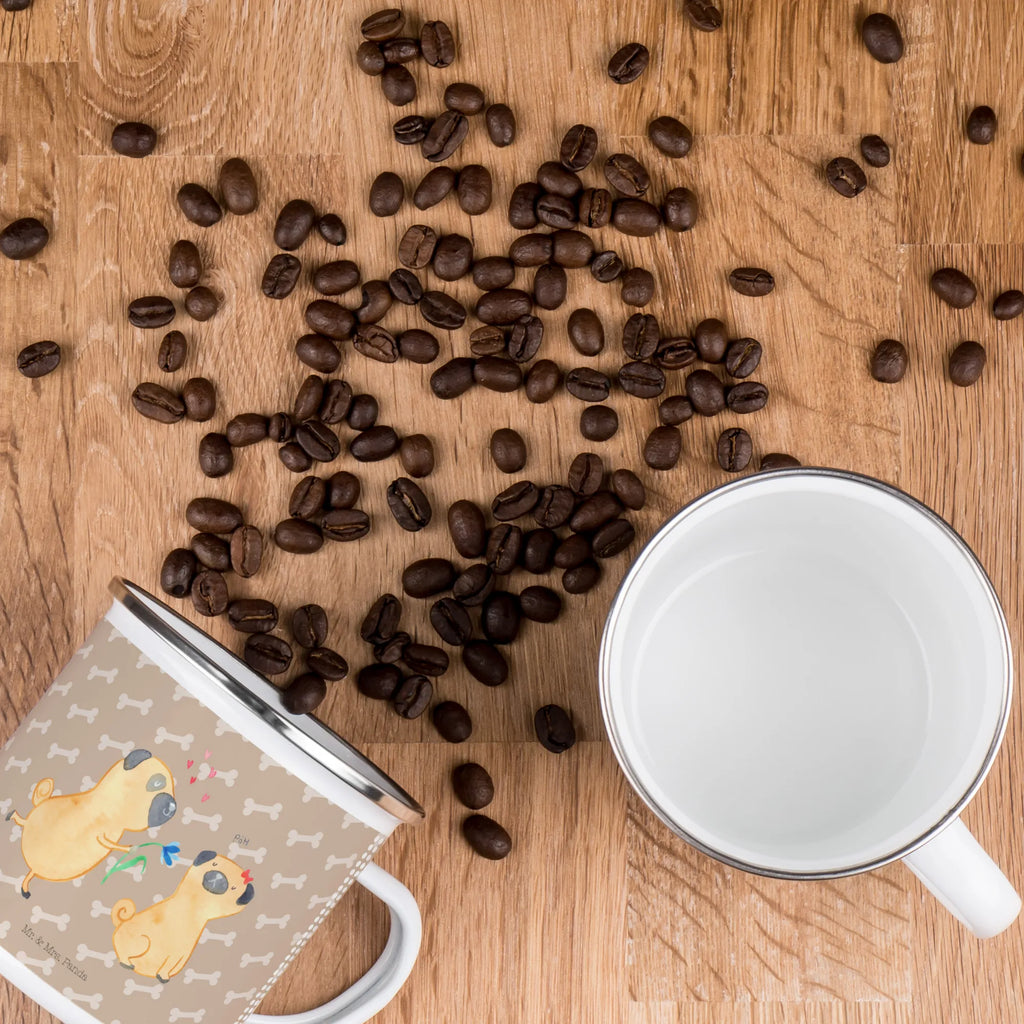 Camping Emaille Tasse Mops Verliebt wandertasse, Becher, Tasse, Kaffeetasse, reisetasse, Campingbecher, Trinkbecher, Metalltasse, metallbecher, Reisebecher, Tasse Emaille, becher emaille, Emailletasse, wanderbecher, Blechtasse, Emaille Tasse, Teebecher, blechbecher, Emaille Becher, emaillebecher, Teetasse, Campingtasse, Pott, Kaffeebecher, Hunderasse, Hundebesitzer, Sprüche, Hundemotiv, Haustier, Tierliebhaber, Hund, Mops, Hundeliebe, Möpse, Verliebt, Liebesspruch. Verlobt, Liebe, Geschenk Freund, Partner