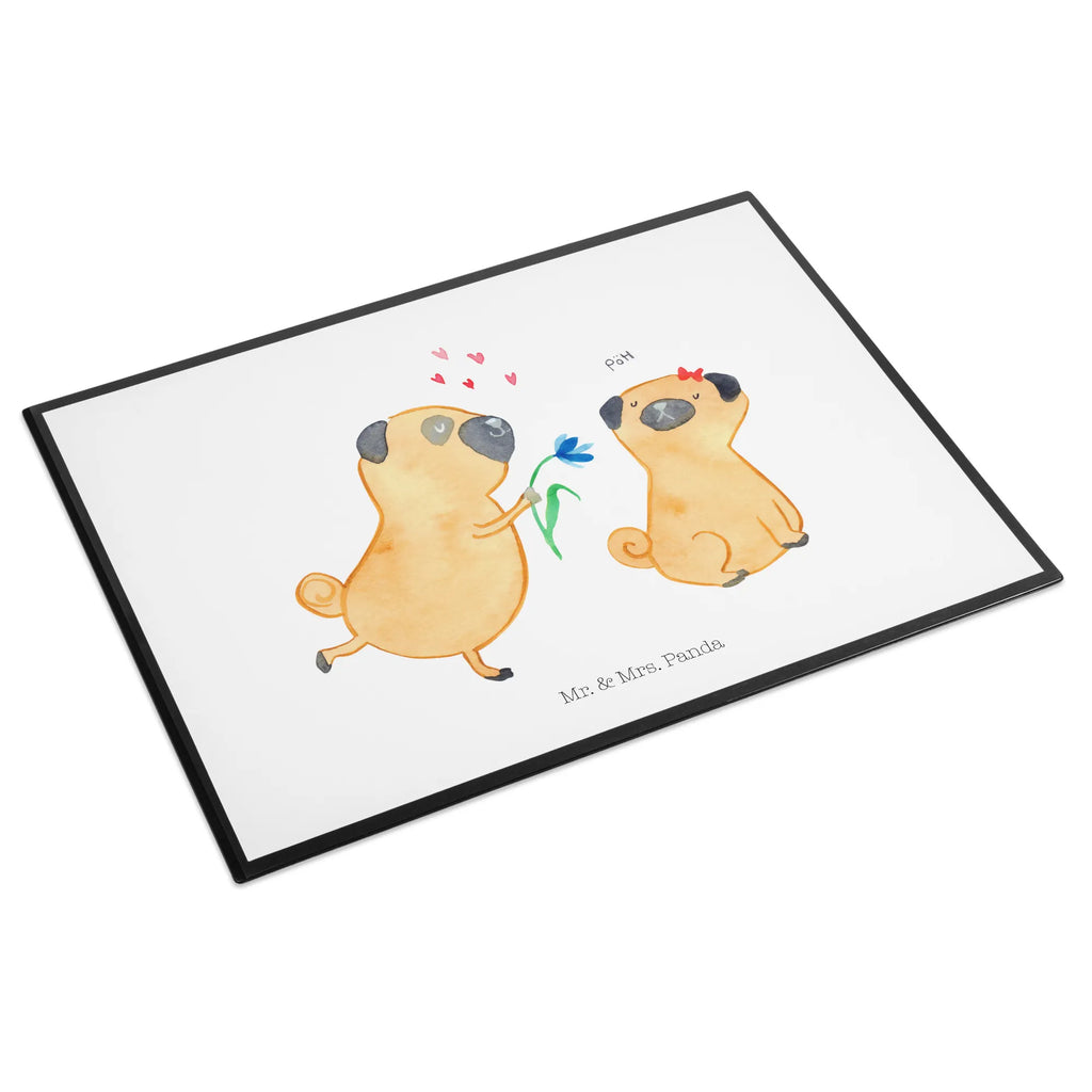 Schreibtischunterlage Mops verliebt Schreibtischunterlage Groß, Schreibwaren, Schreibtisch Unterlagen, Schreibunterlage, Bürobedarf, Büroartikel, Schreibtischauflage, Hund, Hundemotiv, Haustier, Hunderasse, Tierliebhaber, Hundebesitzer, Sprüche, Geschenk Freund, Liebesspruch. Verlobt, Mops, Liebe, Partner, Hundeliebe, verliebt, Möpse