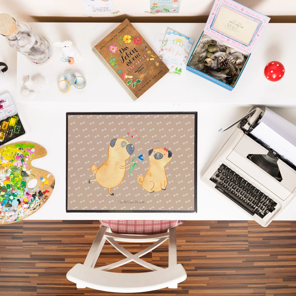 Schreibtischunterlage Mops verliebt Schreibtischunterlage Groß, Schreibwaren, Schreibtisch Unterlagen, Schreibunterlage, Bürobedarf, Büroartikel, Schreibtischauflage, Hund, Hundemotiv, Haustier, Hunderasse, Tierliebhaber, Hundebesitzer, Sprüche, Geschenk Freund, Liebesspruch. Verlobt, Mops, Liebe, Partner, Hundeliebe, verliebt, Möpse