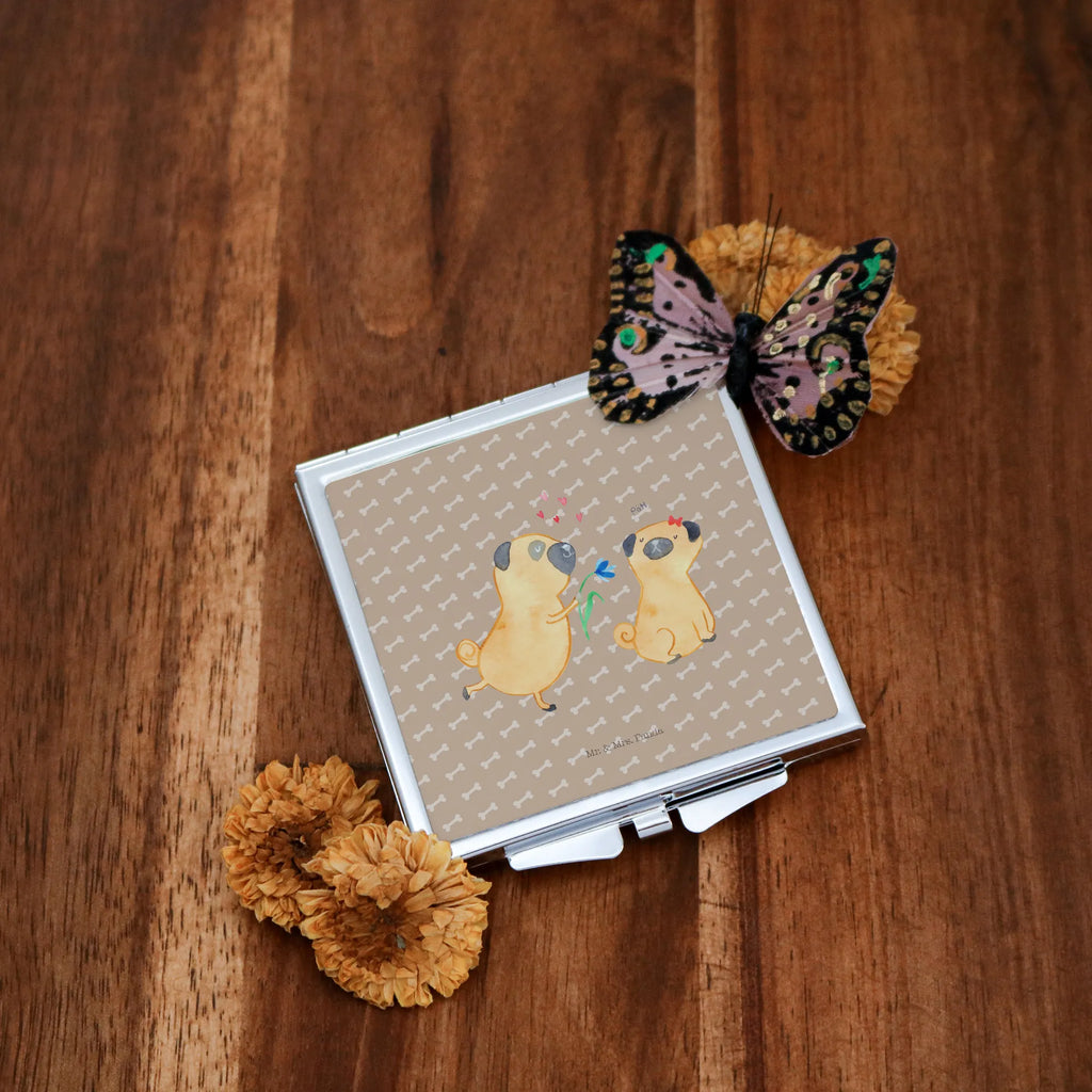 Handbag mirror pug In love Kosmetikspiegel Klein, Reise Spiegel, Handspiegel Mit Hülle, Taschenspiegel, Handspiegel Für Damen, Mini Spiegel, Spiegel Für Make-Up Tasche, Handspiegel Geschenkidee, Klappbarer Handspiegel, Design Taschenspiegel, Schminkspiegel To Go, Spiegel Für Unterwegs, Klappbarer Taschenspiegel, Tragbarer Spiegel, Handspiegel Zum Mitnehmen, Kompaktspiegel, Runder Taschenspiegel, Vintage Kompaktspiegel, Quadratischer Handspiegel, Schminkspiegel Kompakt, Taschen-Kosmetikspiegel, Spiegel Für Handtasche, Deko Handspiegel, Silber, Klappspiegel, Handtaschenspiegel, Spiegel Für Schminktasche, Hunderasse, Sprüche, Hundemotiv, Tierliebhaber, Hund, Haustier, Hundebesitzer, Liebe, Partner, Geschenk Freund, Hundeliebe, Möpse, Verliebt, Mops, Liebesspruch. Verlobt