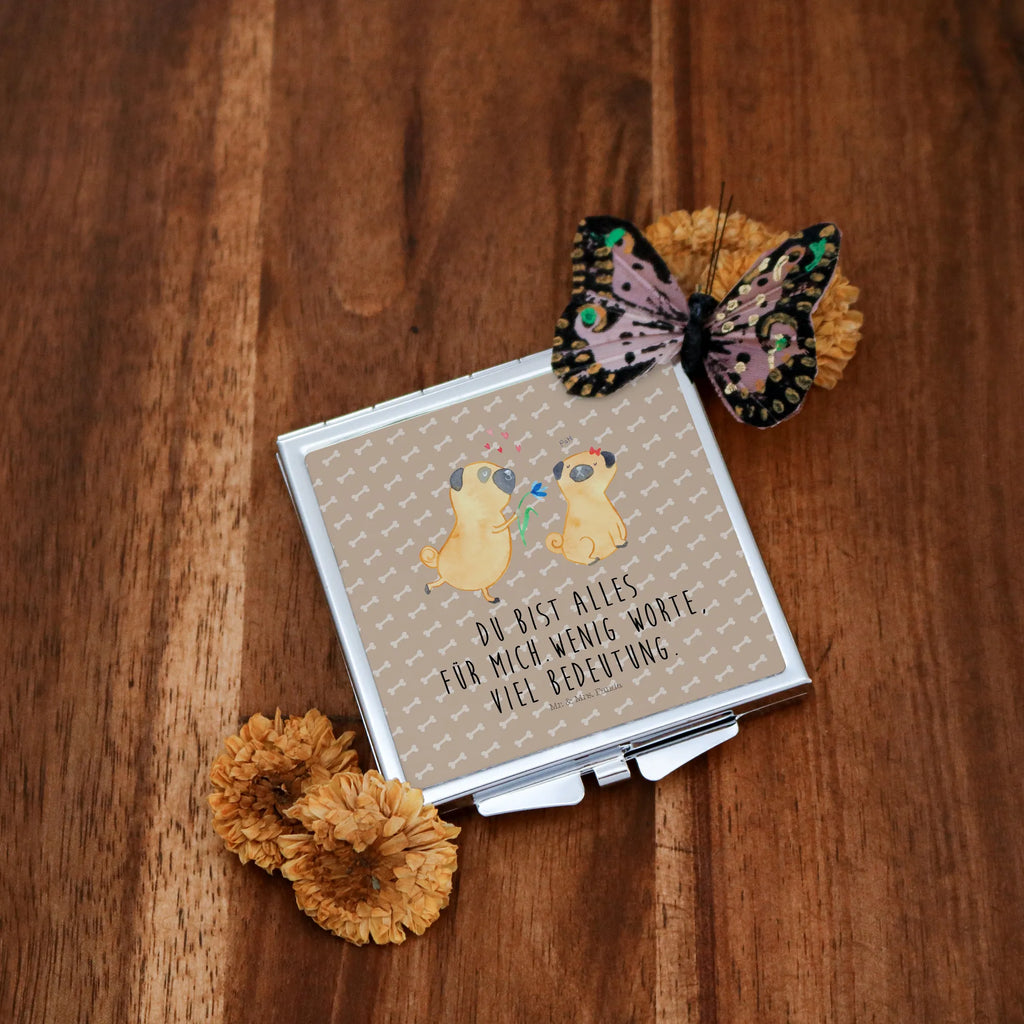Handbag mirror pug In love Kosmetikspiegel Klein, Reise Spiegel, Handspiegel Mit Hülle, Taschenspiegel, Handspiegel Für Damen, Mini Spiegel, Spiegel Für Make-Up Tasche, Handspiegel Geschenkidee, Klappbarer Handspiegel, Design Taschenspiegel, Schminkspiegel To Go, Spiegel Für Unterwegs, Klappbarer Taschenspiegel, Tragbarer Spiegel, Handspiegel Zum Mitnehmen, Kompaktspiegel, Runder Taschenspiegel, Vintage Kompaktspiegel, Quadratischer Handspiegel, Schminkspiegel Kompakt, Taschen-Kosmetikspiegel, Spiegel Für Handtasche, Deko Handspiegel, Silber, Klappspiegel, Handtaschenspiegel, Spiegel Für Schminktasche, Hunderasse, Sprüche, Hundemotiv, Tierliebhaber, Hund, Haustier, Hundebesitzer, Liebe, Partner, Geschenk Freund, Hundeliebe, Möpse, Verliebt, Mops, Liebesspruch. Verlobt