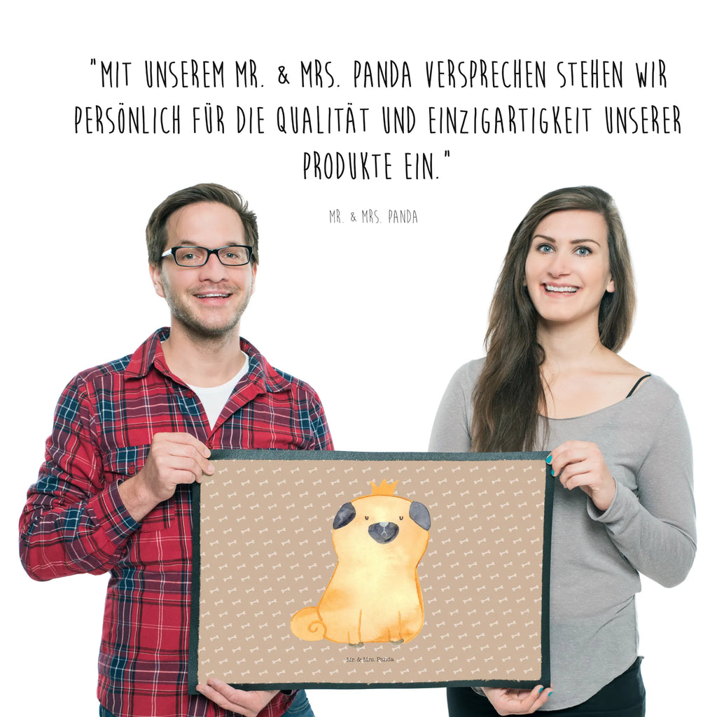Doormat pug Crown Schmutzmatte, Schmutzfangteppich, Schmutzfänger, schmutzfangmatten, abstreifer, sauberlaufmatten, Eingangsteppich, Fußabstreifer, fußmatte, Haustürmatte, türmatten, Abtreter, Fußmatten, hausmatte, Türvorleger, Türmatte, flurmatte, Eingangsmatte, Schuhabstreifer, Fußabtreter, Abtretmatte, matte haustür, Sauberlaufmatte, außenmatte, Fussmatte, Schmutzfangmatte, Hund, Tierliebhaber, Haustier, Hundemotiv, Hunderasse, Sprüche, Hundebesitzer, Allergisch, Hundebesitzer. Spruch, Kinderlos, Lustig, Mops, Hausregel