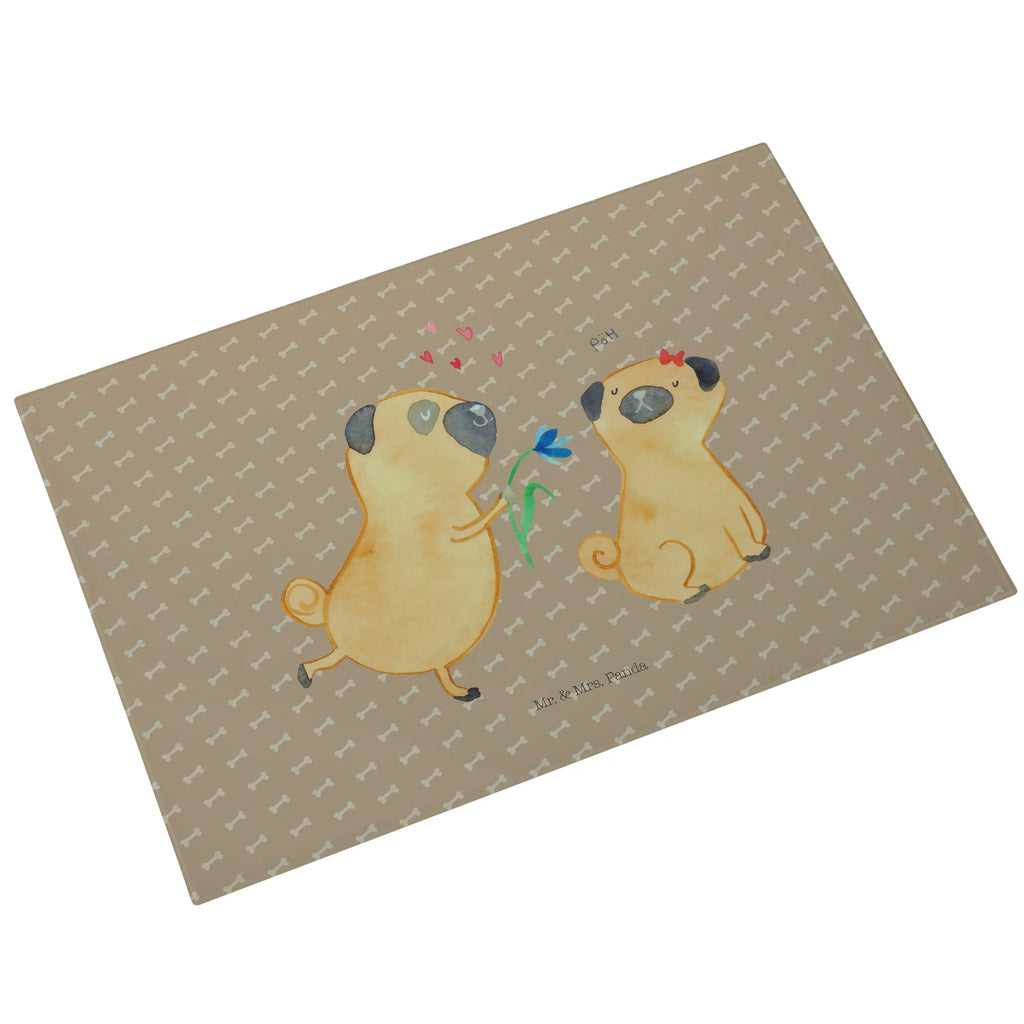 Glasschneidebrett Mops Verliebt XXL Glasschneidebrett, Fotodruck Glasschneidebrett XXL, XL Glasschneidebrett, Glas Schneideplatte Für Brot XL, Glas Arbeitsbrett XXL, Glasschneidebrett Extra Groß, Glas Schneidbrett Für Fleisch XL, Überdimensionales Glasschneidebrett, Glasschneidebrett Rutschfest XL, Glasschneidebrett XXL, Elegantes Glasschneidebrett XXL, Glas Schneidbrett Mit Saftrille Groß, Sicherheitsglas Schneidebrett XL, Hitzebeständiges Glasschneidebrett Groß, Glas Schneidebrett Wohnzimmer Groß, Großes Schneidebrett Aus Glas, Glas Küchenbrett Extra Groß, Hygiene-Glasschneidebrett Groß, Glas Schneideplatte XL, Glasschneideunterlage Groß, Glas Schneidbrett Für Gemüse Groß, Extra Großes Glasschneidebrett, Dekoratives Glasschneidebrett XL, Schneideplatte Aus Glas XXL, Großformatiges Glasschneidebrett, Glas Schneidebrett Für Käse XL, Individuelles Glasschneidebrett XL., Küchenunterlage Aus Glas Groß, Modernes Glasschneidebrett Extra Groß, Robustes Glasschneidebrett Groß, Hund, Hundemotiv, Haustier, Hunderasse, Tierliebhaber, Hundebesitzer, Sprüche, Möpse, Hundeliebe, Mops, verliebt, Geschenk Freund, Partner, Liebe, Liebesspruch. Verlobt