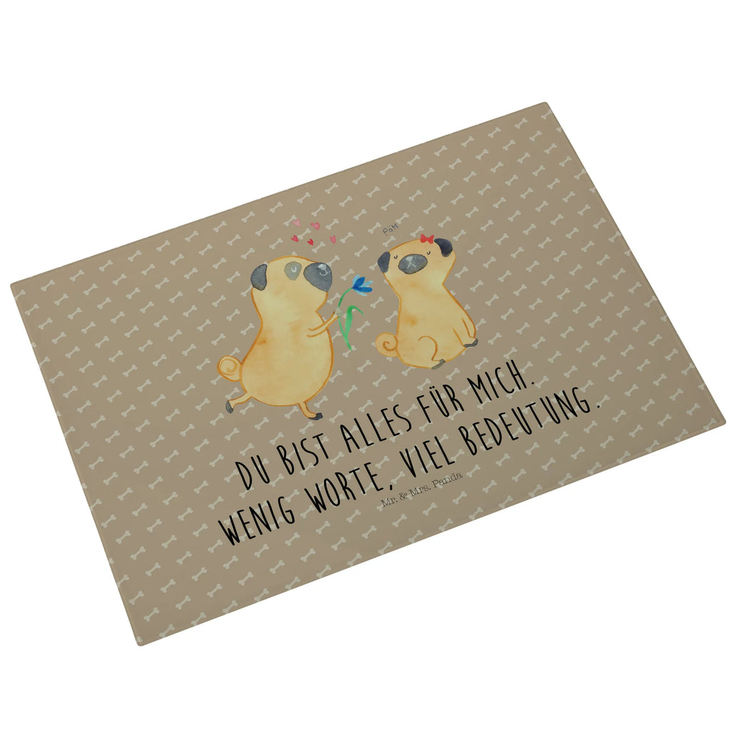 Glasschneidebrett Mops Verliebt XXL Glasschneidebrett, Fotodruck Glasschneidebrett XXL, XL Glasschneidebrett, Glas Schneideplatte Für Brot XL, Glas Arbeitsbrett XXL, Glasschneidebrett Extra Groß, Glas Schneidbrett Für Fleisch XL, Überdimensionales Glasschneidebrett, Glasschneidebrett Rutschfest XL, Glasschneidebrett XXL, Elegantes Glasschneidebrett XXL, Glas Schneidbrett Mit Saftrille Groß, Sicherheitsglas Schneidebrett XL, Hitzebeständiges Glasschneidebrett Groß, Glas Schneidebrett Wohnzimmer Groß, Großes Schneidebrett Aus Glas, Glas Küchenbrett Extra Groß, Hygiene-Glasschneidebrett Groß, Glas Schneideplatte XL, Glasschneideunterlage Groß, Glas Schneidbrett Für Gemüse Groß, Extra Großes Glasschneidebrett, Dekoratives Glasschneidebrett XL, Schneideplatte Aus Glas XXL, Großformatiges Glasschneidebrett, Glas Schneidebrett Für Käse XL, Individuelles Glasschneidebrett XL., Küchenunterlage Aus Glas Groß, Modernes Glasschneidebrett Extra Groß, Robustes Glasschneidebrett Groß, Hund, Hundemotiv, Haustier, Hunderasse, Tierliebhaber, Hundebesitzer, Sprüche, Möpse, Hundeliebe, Mops, verliebt, Geschenk Freund, Partner, Liebe, Liebesspruch. Verlobt