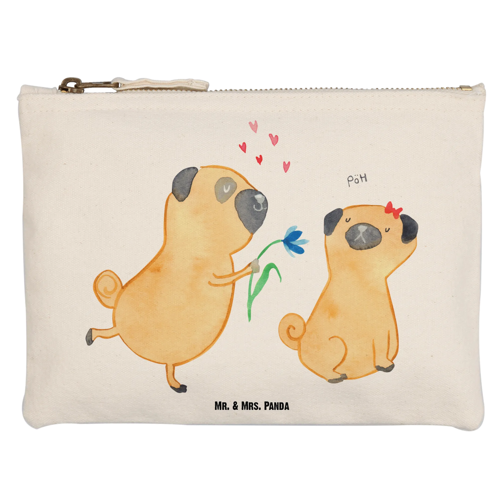 Make-up bag pug In love aufbewahrungstasche, Etui, Waschtasche, Kulturbeutel, Schminktäschchen, Kosmetikbeutel, Stiftemäppchen, aufbewahrungsbeutel, Schminkbeutel, kosmetiktäschchen, toiletry bag, Federmappe, beauty tasche, Waschbeutel, pencil case, Kulturtasche, utensilientasche, Schlampermäppchen, Schminktasche, Mäppchen, beauty case, Kosmetiktasche, pinsel tasche, Sprüche, Hunderasse, Tierliebhaber, Haustier, Hundemotiv, Hund, Hundebesitzer, Liebesspruch. Verlobt, Hundeliebe, Möpse, Verliebt, Geschenk Freund, Mops, Partner, Liebe