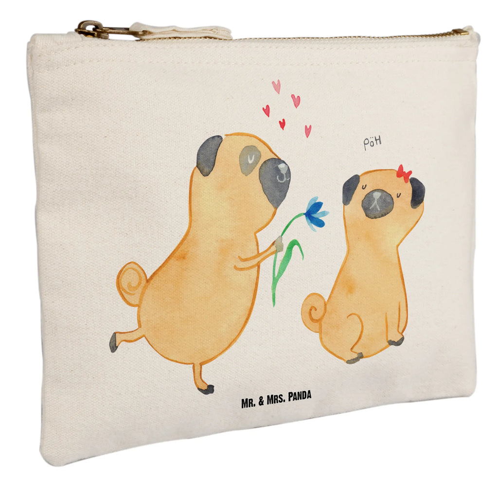 Make-up bag pug In love aufbewahrungstasche, Etui, Waschtasche, Kulturbeutel, Schminktäschchen, Kosmetikbeutel, Stiftemäppchen, aufbewahrungsbeutel, Schminkbeutel, kosmetiktäschchen, toiletry bag, Federmappe, beauty tasche, Waschbeutel, pencil case, Kulturtasche, utensilientasche, Schlampermäppchen, Schminktasche, Mäppchen, beauty case, Kosmetiktasche, pinsel tasche, Sprüche, Hunderasse, Tierliebhaber, Haustier, Hundemotiv, Hund, Hundebesitzer, Liebesspruch. Verlobt, Hundeliebe, Möpse, Verliebt, Geschenk Freund, Mops, Partner, Liebe