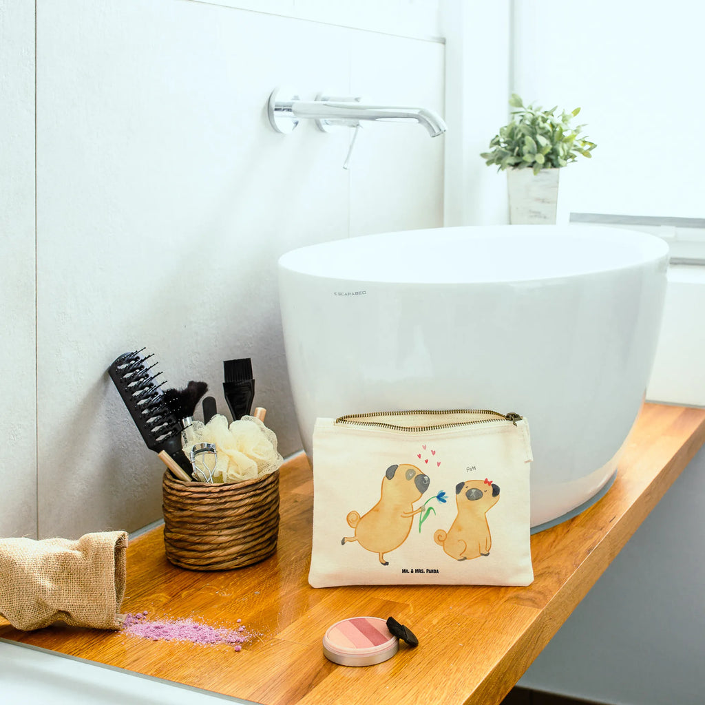 Make-up bag pug In love aufbewahrungstasche, Etui, Waschtasche, Kulturbeutel, Schminktäschchen, Kosmetikbeutel, Stiftemäppchen, aufbewahrungsbeutel, Schminkbeutel, kosmetiktäschchen, toiletry bag, Federmappe, beauty tasche, Waschbeutel, pencil case, Kulturtasche, utensilientasche, Schlampermäppchen, Schminktasche, Mäppchen, beauty case, Kosmetiktasche, pinsel tasche, Sprüche, Hunderasse, Tierliebhaber, Haustier, Hundemotiv, Hund, Hundebesitzer, Liebesspruch. Verlobt, Hundeliebe, Möpse, Verliebt, Geschenk Freund, Mops, Partner, Liebe