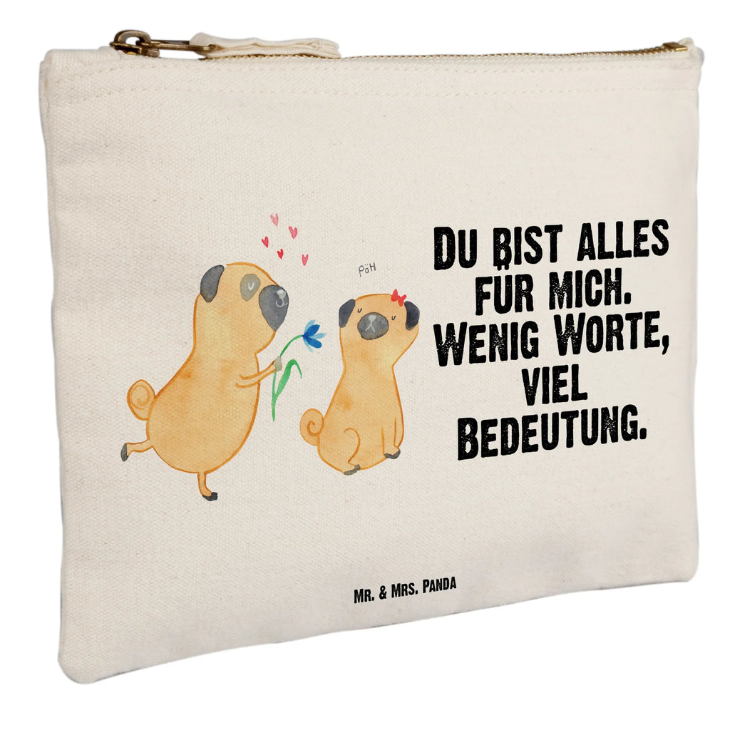 Make-up bag pug In love aufbewahrungstasche, Etui, Waschtasche, Kulturbeutel, Schminktäschchen, Kosmetikbeutel, Stiftemäppchen, aufbewahrungsbeutel, Schminkbeutel, kosmetiktäschchen, toiletry bag, Federmappe, beauty tasche, Waschbeutel, pencil case, Kulturtasche, utensilientasche, Schlampermäppchen, Schminktasche, Mäppchen, beauty case, Kosmetiktasche, pinsel tasche, Sprüche, Hunderasse, Tierliebhaber, Haustier, Hundemotiv, Hund, Hundebesitzer, Liebesspruch. Verlobt, Hundeliebe, Möpse, Verliebt, Geschenk Freund, Mops, Partner, Liebe