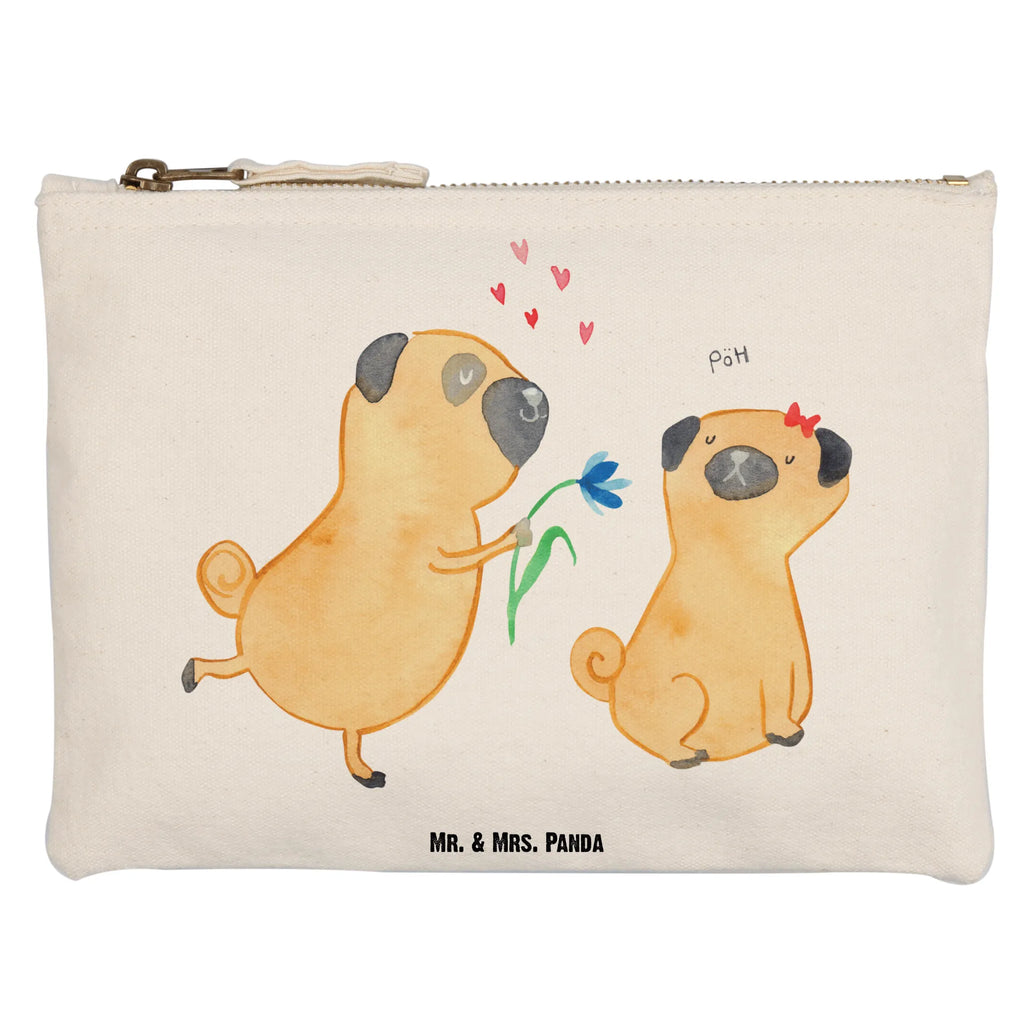 Make-up bag pug In love aufbewahrungstasche, Etui, Waschtasche, Kulturbeutel, Schminktäschchen, Kosmetikbeutel, Stiftemäppchen, aufbewahrungsbeutel, Schminkbeutel, kosmetiktäschchen, toiletry bag, Federmappe, beauty tasche, Waschbeutel, pencil case, Kulturtasche, utensilientasche, Schlampermäppchen, Schminktasche, Mäppchen, beauty case, Kosmetiktasche, pinsel tasche, Sprüche, Hunderasse, Tierliebhaber, Haustier, Hundemotiv, Hund, Hundebesitzer, Liebesspruch. Verlobt, Hundeliebe, Möpse, Verliebt, Geschenk Freund, Mops, Partner, Liebe