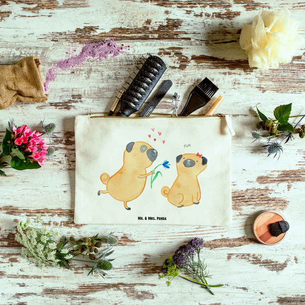 Make-up bag pug In love aufbewahrungstasche, Etui, Waschtasche, Kulturbeutel, Schminktäschchen, Kosmetikbeutel, Stiftemäppchen, aufbewahrungsbeutel, Schminkbeutel, kosmetiktäschchen, toiletry bag, Federmappe, beauty tasche, Waschbeutel, pencil case, Kulturtasche, utensilientasche, Schlampermäppchen, Schminktasche, Mäppchen, beauty case, Kosmetiktasche, pinsel tasche, Sprüche, Hunderasse, Tierliebhaber, Haustier, Hundemotiv, Hund, Hundebesitzer, Liebesspruch. Verlobt, Hundeliebe, Möpse, Verliebt, Geschenk Freund, Mops, Partner, Liebe