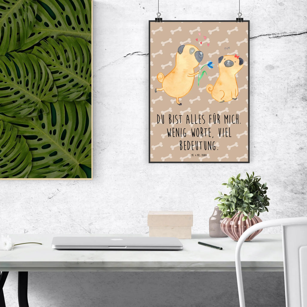 Poster Mops Verliebt Wanddekoration, Deko Bild, Poster, grafikposter, drucke, Posterdruck, Kunstdruck, Plakat, wanddruck, Mr. & Mrs. Panda Poster, Wandposter, Designposter, kunstdruck poster, wandkunst, Wandbild, Wanddeko Bild, wanddeko, kunst für die wand, Wandschmuck, kunstposter, Bild für Wand, Bild, Tierliebhaber, Haustier, Hundemotiv, Hundebesitzer, Hunderasse, Hund, Sprüche, Liebesspruch. Verlobt, Partner, Liebe, Verliebt, Geschenk Freund, Mops, Hundeliebe, Möpse