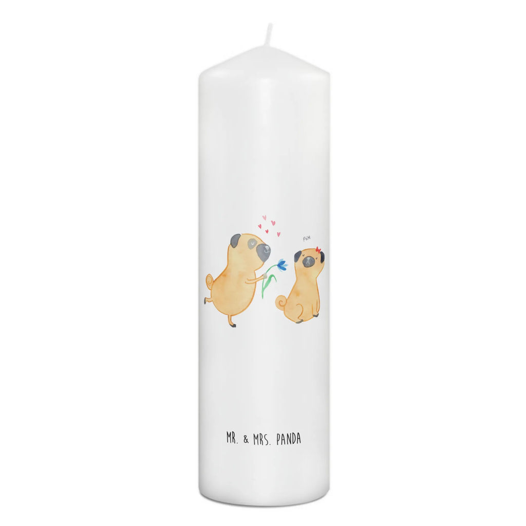 Candle pug In love Geburtskerze, Zylinderkerze, Dinnerkerze, Tafelkerze, Kerze Mit Motiv, Dekorative Kerze, Blockkerze, Erinnerungslicht, Weihnachtskerze, Schmuckkerze, Erinnerungskerze, Geburtstagskerze, Tischkerze, Stumpenkerze, Bedruckte Kerze, Hochzeitskerze, Wachskerze, Grosse Kerze, Kerze Mit Spruch, Kommunionskerze, Wunschkerze, Dekokerze, Handgemachte Kerze, Gartenkerze, Osterkerze, Laternenkerze, Adventskerze, Sprüche, Hunderasse, Hundebesitzer, Hundemotiv, Hund, Haustier, Tierliebhaber, Liebesspruch. Verlobt, Liebe, Möpse, Verliebt, Partner, Hundeliebe, Geschenk Freund, Mops