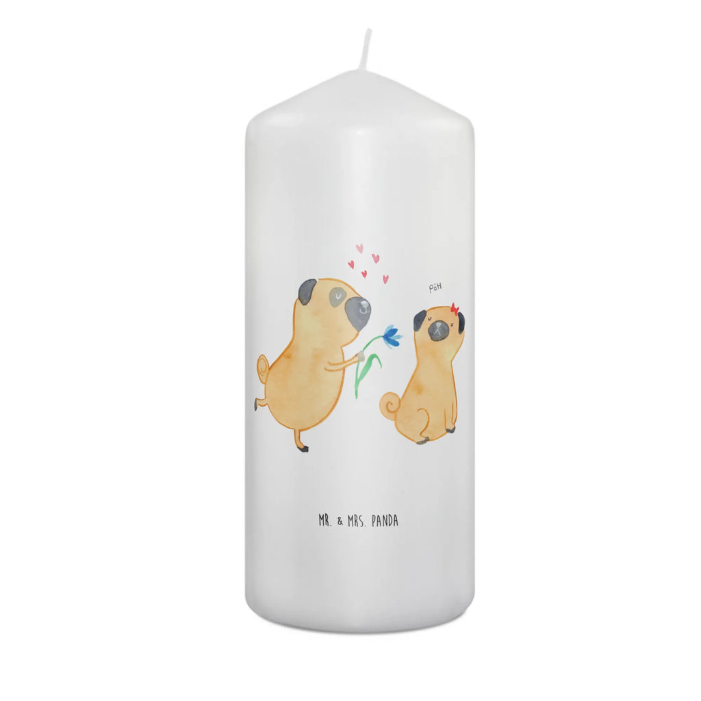 Candle pug In love Geburtskerze, Zylinderkerze, Dinnerkerze, Tafelkerze, Kerze Mit Motiv, Dekorative Kerze, Blockkerze, Erinnerungslicht, Weihnachtskerze, Schmuckkerze, Erinnerungskerze, Geburtstagskerze, Tischkerze, Stumpenkerze, Bedruckte Kerze, Hochzeitskerze, Wachskerze, Grosse Kerze, Kerze Mit Spruch, Kommunionskerze, Wunschkerze, Dekokerze, Handgemachte Kerze, Gartenkerze, Osterkerze, Laternenkerze, Adventskerze, Sprüche, Hunderasse, Hundebesitzer, Hundemotiv, Hund, Haustier, Tierliebhaber, Liebesspruch. Verlobt, Liebe, Möpse, Verliebt, Partner, Hundeliebe, Geschenk Freund, Mops