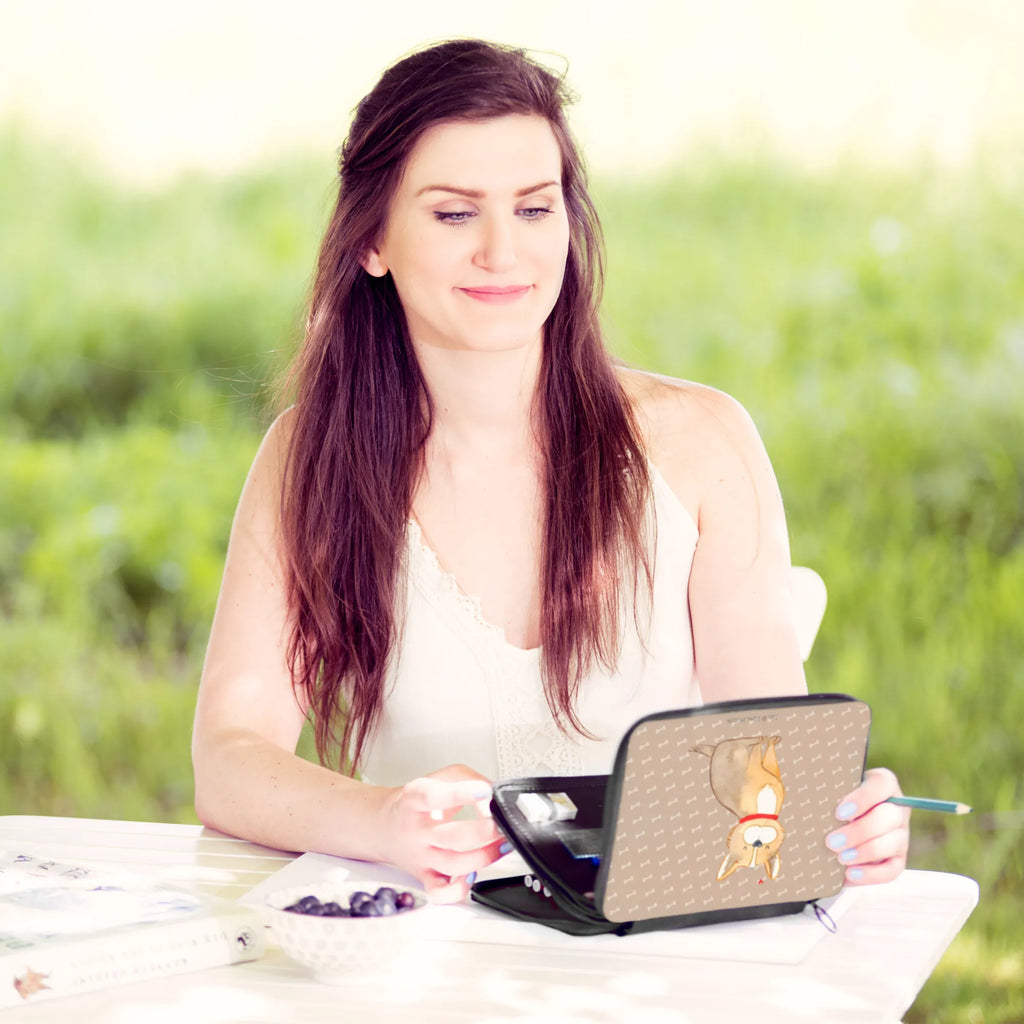 Federmappe Hund Glück Federmappe, Grundschule, Federmäppchen bedruckt, Einschulung, Schüler, Federmappe Einschulung, Stifte Etui, Federmäppchen, Büro Stifte Etui, Schülerin, Motiv, Stifterolle, Stiftetasche, Kind, Geschenk, Bestückte Federmappe, Schule, Kinder Federmappe, Hund, Hundemotiv, Haustier, Hunderasse, Tierliebhaber, Hundebesitzer, Sprüche, Hundeliebe, Corgie, Spruch, Hundemama, Liebe