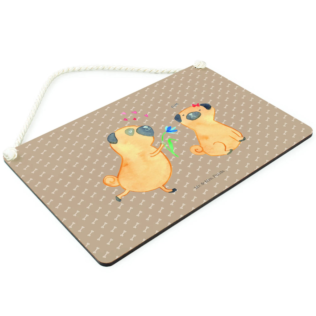 Deko Schild Mops Verliebt Dekoschild Zum Aufhängen, Deko schild Landhausstil, Dekoschild Für Badezimmer, Türschild, Deko schild Modern, Metallschild, Dekoschild Für Flur, Dekoschild Geschenk, Schild Aus Metall, Shabby Chic Schild, Vintage Schild, Deko Schild, Lustiges Deko schild, Deko schild Mit Lebensweisheit, Dekoschild Handgemacht, Schild Aus Holz, Wandschild, Wanddeko Schild, Dekoschild Klein, Deko schild Mit Spruch, Dekoschild Groß, Deko schild Für Wohnzimmer, Dekoschild Für Freunde, Dekoschild, Holzschild, Deko schild Für Balkon, Rustikales Deko schild, Deko schild Liebevoll Gestaltet, Deko schild Für Küche, Deko Wandtafel, Deko schild Mit Blumenmotiv, Schild Zum Hinstellen, Türschild Mit Spruch, Dekoschild Aus Holz, Spruchschild, Schild Zum Aufstellen, Deko schild Mit Herz, Dekoschild Für Familie, Dekos child Für Garten, Deko schild Mit Motiv, Hund, Hundemotiv, Haustier, Hunderasse, Tierliebhaber, Hundebesitzer, Sprüche, Mops, Partner, Geschenk Freund, Liebe, verliebt, Liebesspruch. Verlobt, Hundeliebe, Möpse