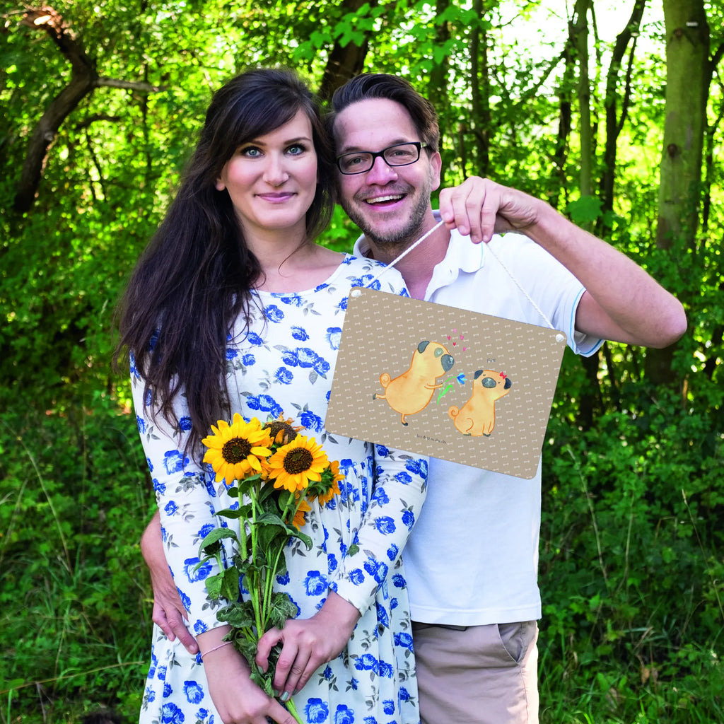 Deko Schild Mops Verliebt Dekoschild Zum Aufhängen, Deko schild Landhausstil, Dekoschild Für Badezimmer, Türschild, Deko schild Modern, Metallschild, Dekoschild Für Flur, Dekoschild Geschenk, Schild Aus Metall, Shabby Chic Schild, Vintage Schild, Deko Schild, Lustiges Deko schild, Deko schild Mit Lebensweisheit, Dekoschild Handgemacht, Schild Aus Holz, Wandschild, Wanddeko Schild, Dekoschild Klein, Deko schild Mit Spruch, Dekoschild Groß, Deko schild Für Wohnzimmer, Dekoschild Für Freunde, Dekoschild, Holzschild, Deko schild Für Balkon, Rustikales Deko schild, Deko schild Liebevoll Gestaltet, Deko schild Für Küche, Deko Wandtafel, Deko schild Mit Blumenmotiv, Schild Zum Hinstellen, Türschild Mit Spruch, Dekoschild Aus Holz, Spruchschild, Schild Zum Aufstellen, Deko schild Mit Herz, Dekoschild Für Familie, Dekos child Für Garten, Deko schild Mit Motiv, Hund, Hundemotiv, Haustier, Hunderasse, Tierliebhaber, Hundebesitzer, Sprüche, Mops, Partner, Geschenk Freund, Liebe, verliebt, Liebesspruch. Verlobt, Hundeliebe, Möpse