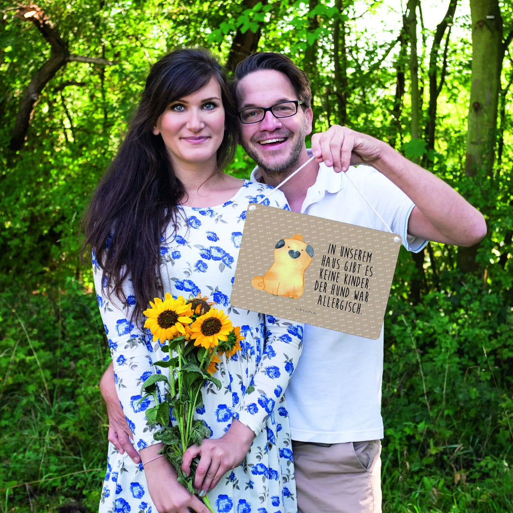 Deko Schild Mops Krone Dekoschild, Deko schild Mit Motiv, Türschild, Deko schild Landhausstil, Dekos child Für Garten, Deko schild Für Küche, Deko schild Mit Spruch, Deko schild Mit Herz, Dekoschild Aus Holz, Dekoschild Zum Aufhängen, Lustiges Deko schild, Deko schild Mit Lebensweisheit, Deko Wandtafel, Wanddeko Schild, Deko schild Mit Blumenmotiv, Dekoschild Klein, Schild Aus Metall, Dekoschild Für Flur, Spruchschild, Türschild Mit Spruch, Metallschild, Dekoschild Geschenk, Dekoschild Für Freunde, Dekoschild Groß, Dekoschild Handgemacht, Vintage Schild, Dekoschild Für Familie, Schild Zum Aufstellen, Deko schild Für Balkon, Rustikales Deko schild, Deko schild Liebevoll Gestaltet, Deko schild Für Wohnzimmer, Schild Zum Hinstellen, Shabby Chic Schild, Deko schild Modern, Holzschild, Wandschild, Schild Aus Holz, Deko Schild, Dekoschild Für Badezimmer, Hund, Hundemotiv, Haustier, Hunderasse, Tierliebhaber, Hundebesitzer, Sprüche, allergisch, lustig, Hausregel, Hundebesitzer. Spruch, Mops, kinderlos