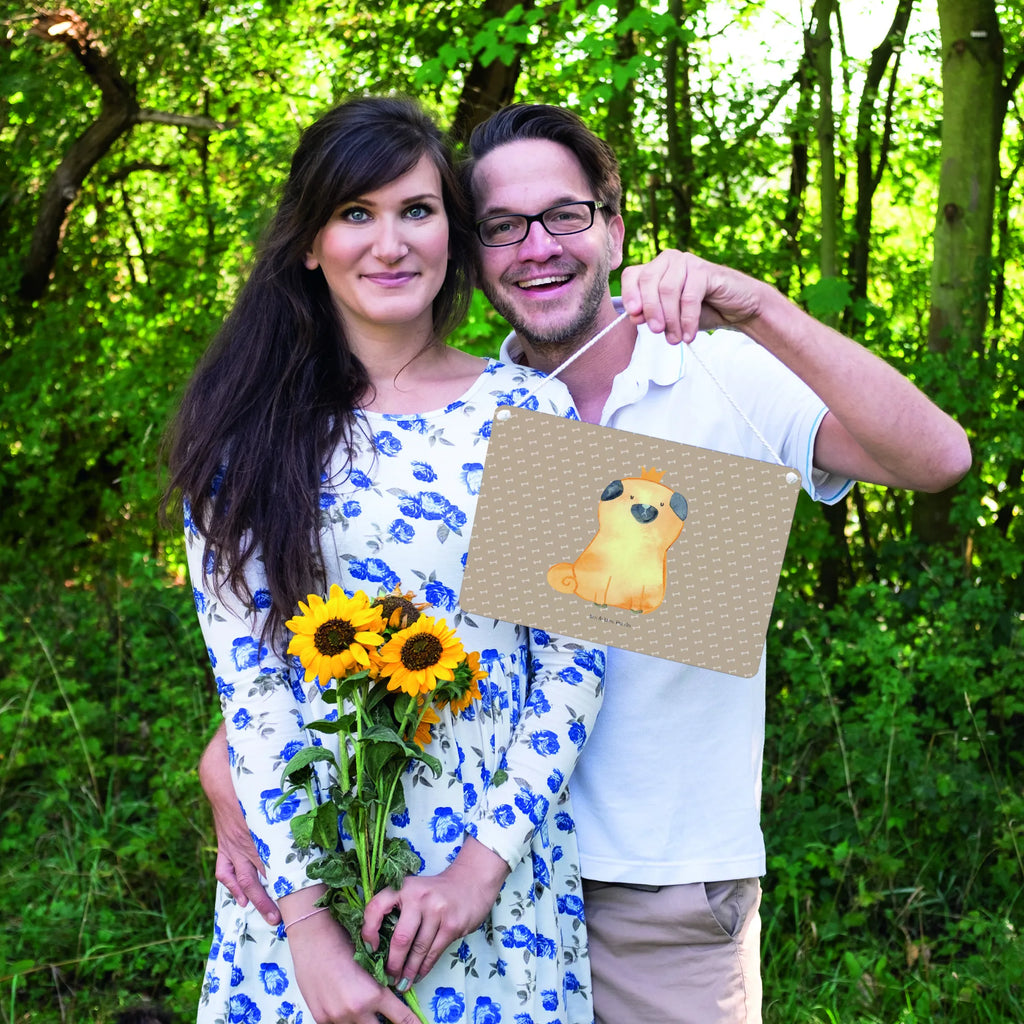 Deko Schild Mops Krone Dekoschild, Deko schild Mit Motiv, Türschild, Deko schild Landhausstil, Dekos child Für Garten, Deko schild Für Küche, Deko schild Mit Spruch, Deko schild Mit Herz, Dekoschild Aus Holz, Dekoschild Zum Aufhängen, Lustiges Deko schild, Deko schild Mit Lebensweisheit, Deko Wandtafel, Wanddeko Schild, Deko schild Mit Blumenmotiv, Dekoschild Klein, Schild Aus Metall, Dekoschild Für Flur, Spruchschild, Türschild Mit Spruch, Metallschild, Dekoschild Geschenk, Dekoschild Für Freunde, Dekoschild Groß, Dekoschild Handgemacht, Vintage Schild, Dekoschild Für Familie, Schild Zum Aufstellen, Deko schild Für Balkon, Rustikales Deko schild, Deko schild Liebevoll Gestaltet, Deko schild Für Wohnzimmer, Schild Zum Hinstellen, Shabby Chic Schild, Deko schild Modern, Holzschild, Wandschild, Schild Aus Holz, Deko Schild, Dekoschild Für Badezimmer, Hund, Hundemotiv, Haustier, Hunderasse, Tierliebhaber, Hundebesitzer, Sprüche, allergisch, lustig, Hausregel, Hundebesitzer. Spruch, Mops, kinderlos