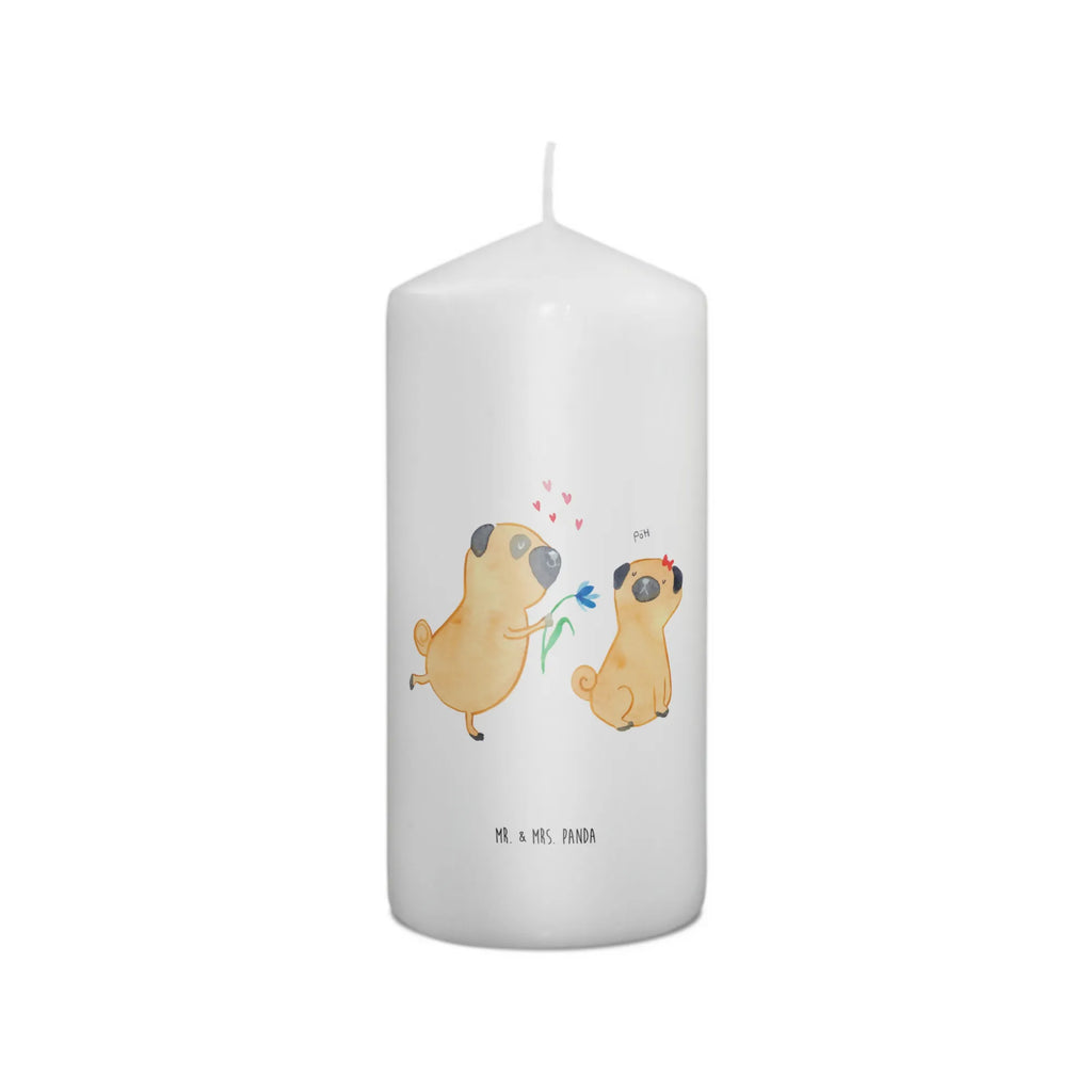Candle pug In love Geburtskerze, Zylinderkerze, Dinnerkerze, Tafelkerze, Kerze Mit Motiv, Dekorative Kerze, Blockkerze, Erinnerungslicht, Weihnachtskerze, Schmuckkerze, Erinnerungskerze, Geburtstagskerze, Tischkerze, Stumpenkerze, Bedruckte Kerze, Hochzeitskerze, Wachskerze, Grosse Kerze, Kerze Mit Spruch, Kommunionskerze, Wunschkerze, Dekokerze, Handgemachte Kerze, Gartenkerze, Osterkerze, Laternenkerze, Adventskerze, Sprüche, Hunderasse, Hundebesitzer, Hundemotiv, Hund, Haustier, Tierliebhaber, Liebesspruch. Verlobt, Liebe, Möpse, Verliebt, Partner, Hundeliebe, Geschenk Freund, Mops