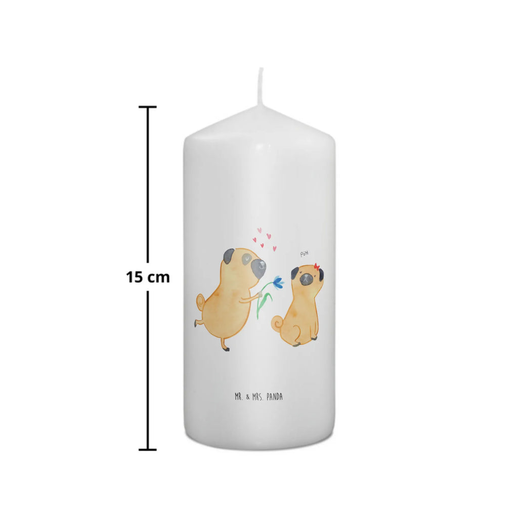 Candle pug In love Geburtskerze, Zylinderkerze, Dinnerkerze, Tafelkerze, Kerze Mit Motiv, Dekorative Kerze, Blockkerze, Erinnerungslicht, Weihnachtskerze, Schmuckkerze, Erinnerungskerze, Geburtstagskerze, Tischkerze, Stumpenkerze, Bedruckte Kerze, Hochzeitskerze, Wachskerze, Grosse Kerze, Kerze Mit Spruch, Kommunionskerze, Wunschkerze, Dekokerze, Handgemachte Kerze, Gartenkerze, Osterkerze, Laternenkerze, Adventskerze, Sprüche, Hunderasse, Hundebesitzer, Hundemotiv, Hund, Haustier, Tierliebhaber, Liebesspruch. Verlobt, Liebe, Möpse, Verliebt, Partner, Hundeliebe, Geschenk Freund, Mops