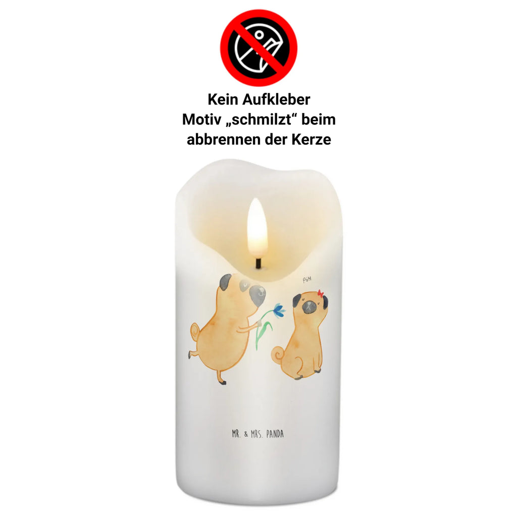 Candle pug In love Geburtskerze, Zylinderkerze, Dinnerkerze, Tafelkerze, Kerze Mit Motiv, Dekorative Kerze, Blockkerze, Erinnerungslicht, Weihnachtskerze, Schmuckkerze, Erinnerungskerze, Geburtstagskerze, Tischkerze, Stumpenkerze, Bedruckte Kerze, Hochzeitskerze, Wachskerze, Grosse Kerze, Kerze Mit Spruch, Kommunionskerze, Wunschkerze, Dekokerze, Handgemachte Kerze, Gartenkerze, Osterkerze, Laternenkerze, Adventskerze, Sprüche, Hunderasse, Hundebesitzer, Hundemotiv, Hund, Haustier, Tierliebhaber, Liebesspruch. Verlobt, Liebe, Möpse, Verliebt, Partner, Hundeliebe, Geschenk Freund, Mops