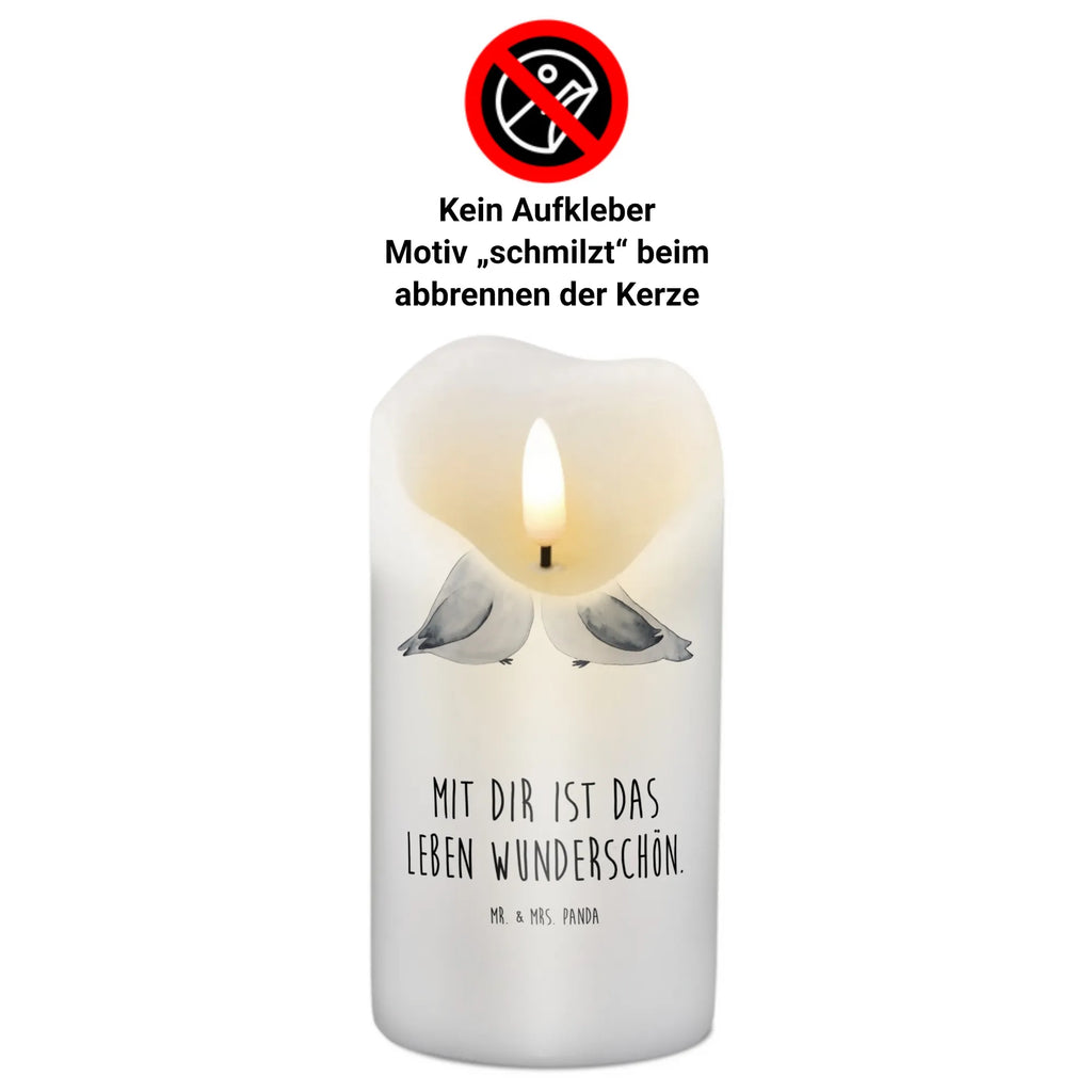 Candle Turtledoves in love Zylinderkerze, Erinnerungskerze, Dekorative Kerze, Geburtskerze, Geburtstagskerze, Erinnerungslicht, Stumpenkerze, Adventskerze, Tafelkerze, Weihnachtskerze, Schmuckkerze, Kerze Mit Spruch, Dekokerze, Bedruckte Kerze, Tischkerze, Blockkerze, Hochzeitskerze, Dinnerkerze, Kommunionskerze, Wunschkerze, Kerze Mit Motiv, Handgemachte Kerze, Grosse Kerze, Osterkerze, Laternenkerze, Gartenkerze, Wachskerze, Freundin, Freund, Liebe, Liebesgeschenk, Jahrestag, Verlobung, Partner, Ehemann, Ehefrau, Heiraten, Heiratsantrag, Hocheitstag, Turteltauben, Geschenk Freundin, Turteltäubchen, Hochzeitstag, Geschenk Freund, Geschenk Hochzeit, Verheiratet, Tauben, Verlobt, Verliebt, Liebesbeweis